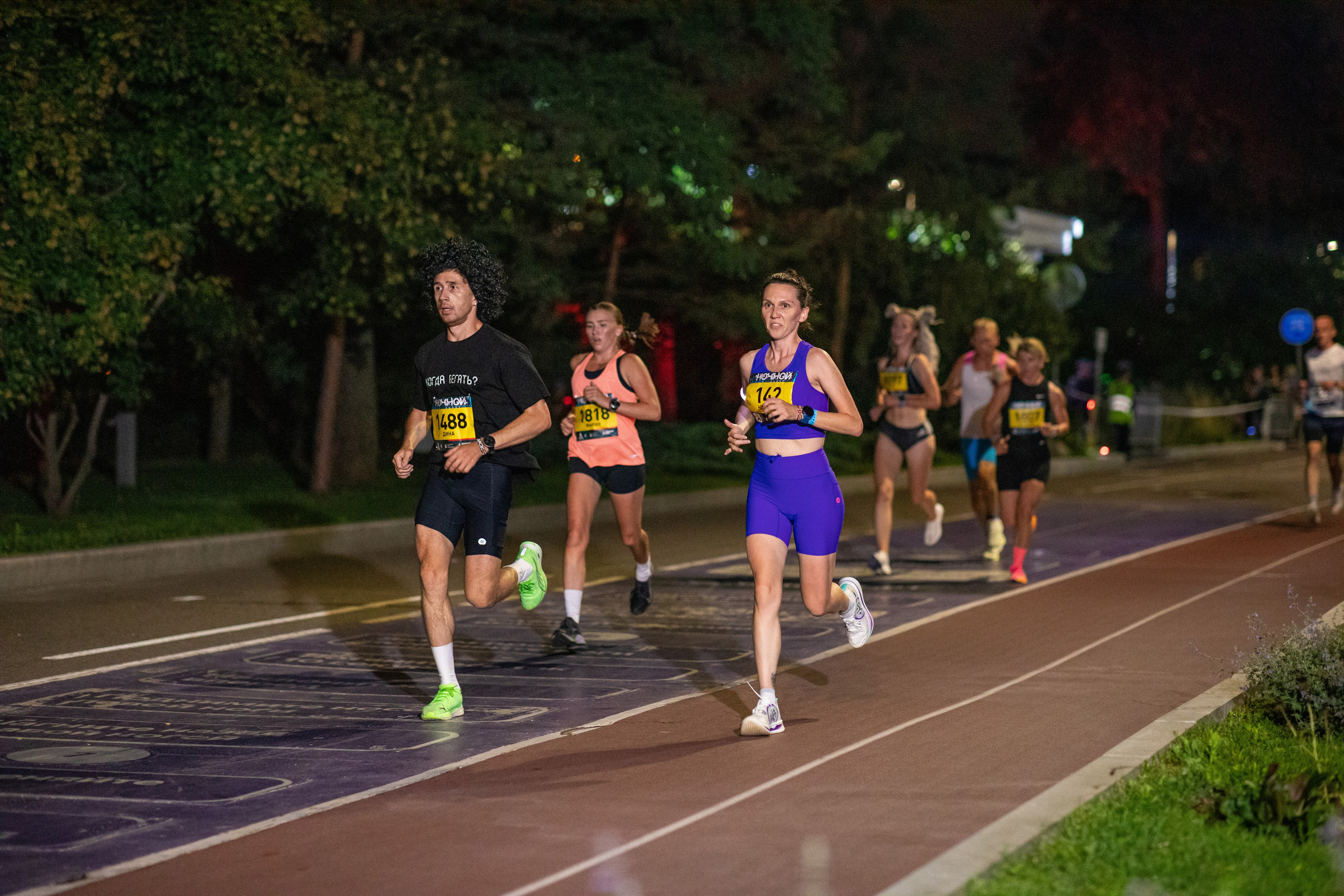 Ночной забег в ленте фотографий бегунов 03.08.24. Фотограф Сергей Ловкий