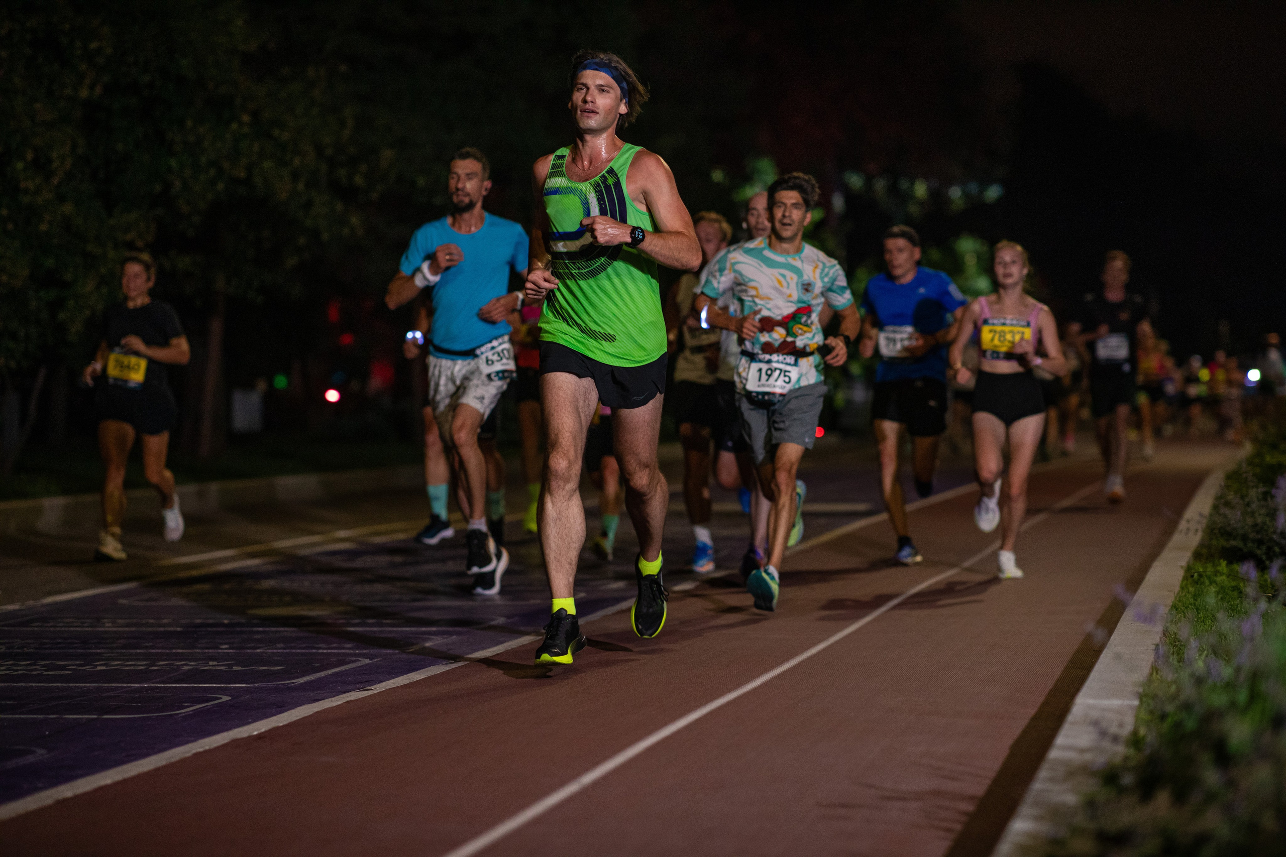 Ночной забег в ленте фотографий бегунов 03.08.24. Фотограф Сергей Ловкий