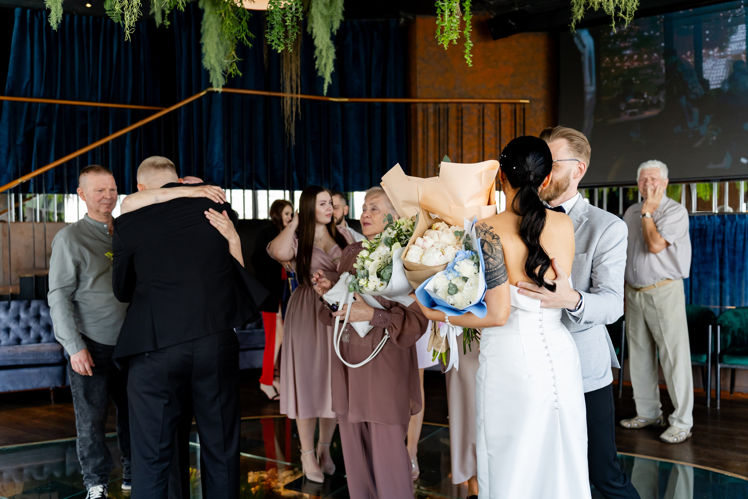 Родственники поздравляют молодоженов. Фотограф Москва