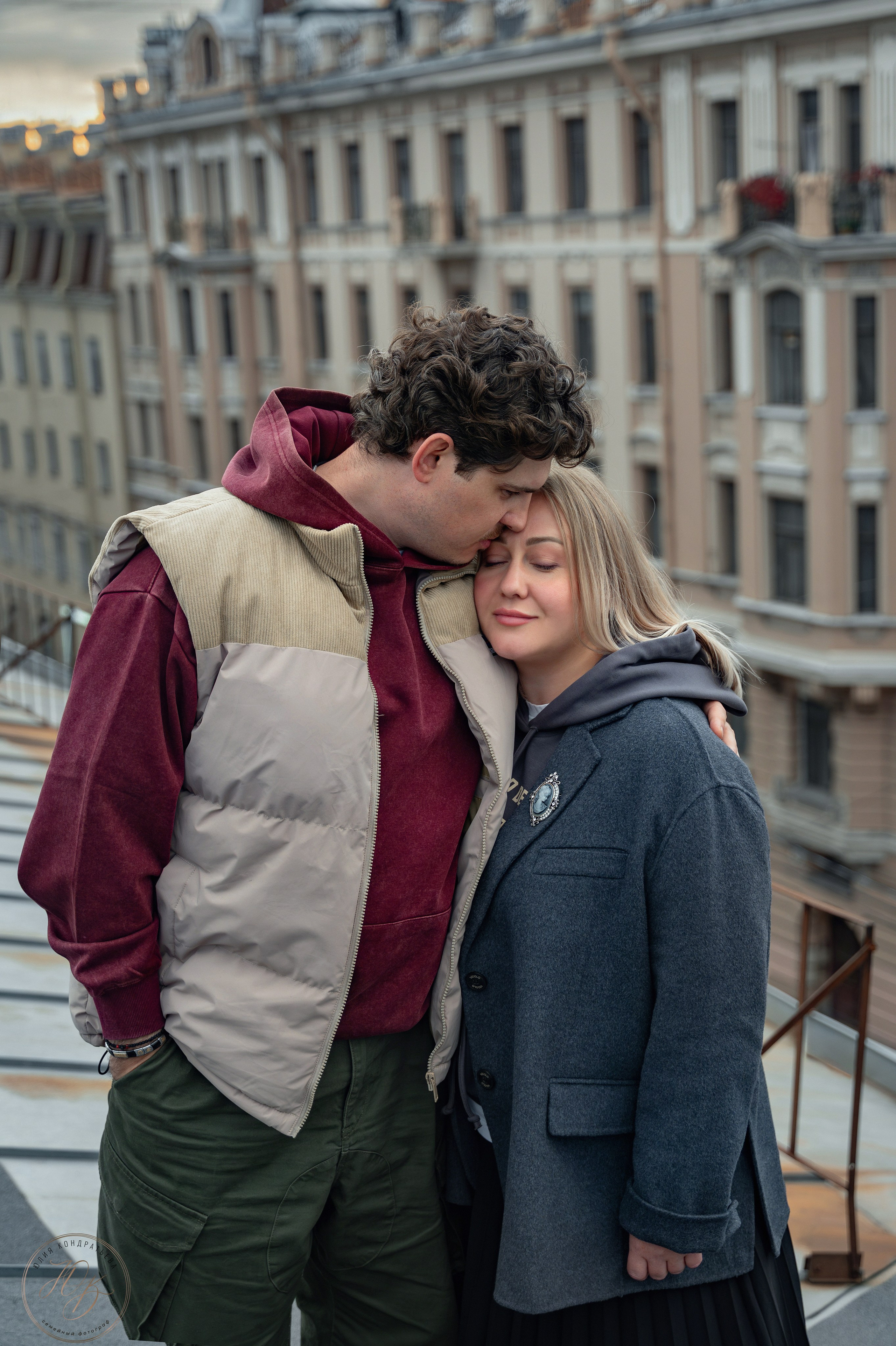 tender-couple-st-petersburg-rooftop