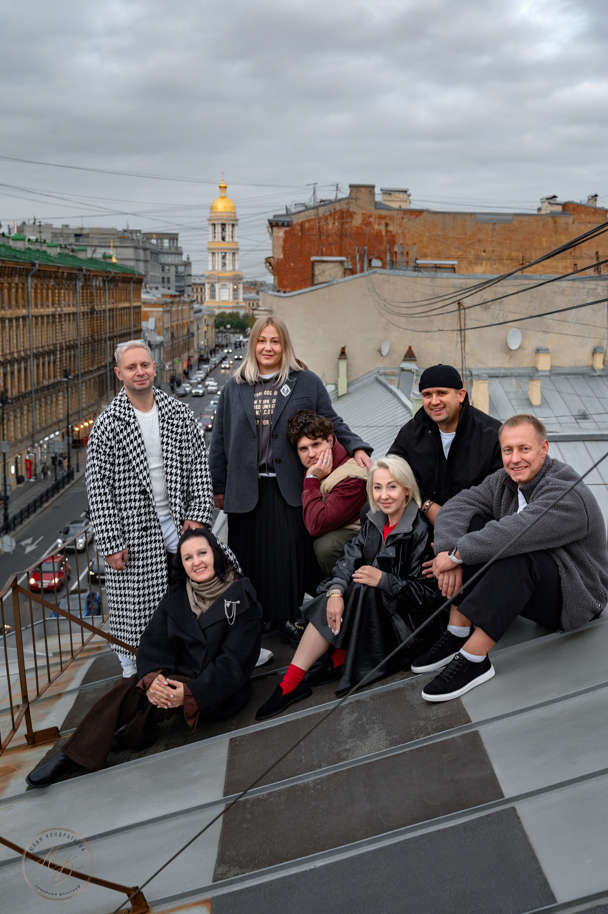 st-petersburg-rooftop-group-photo-with-golden-dome