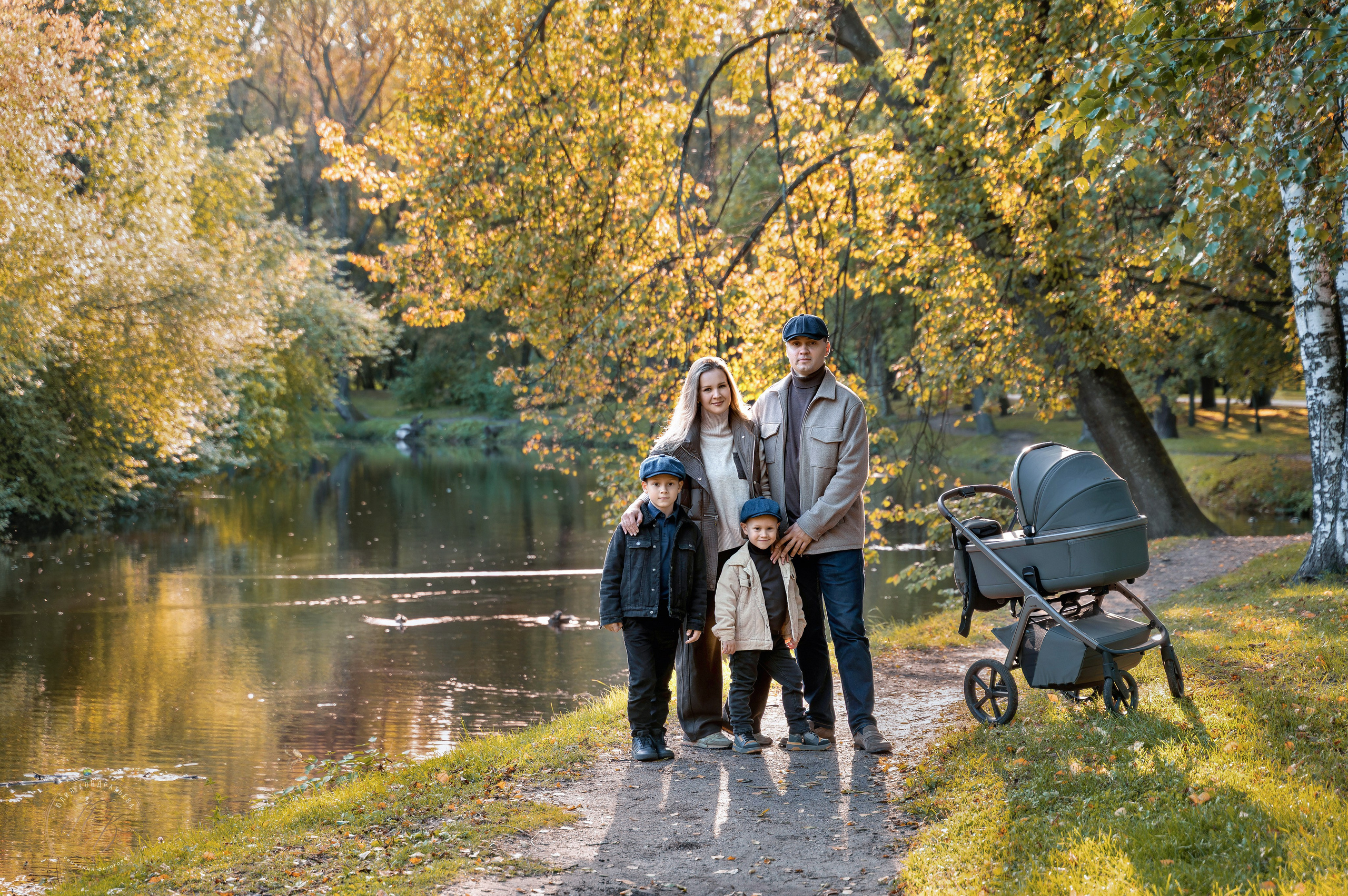 family-autumn-park-photo-session