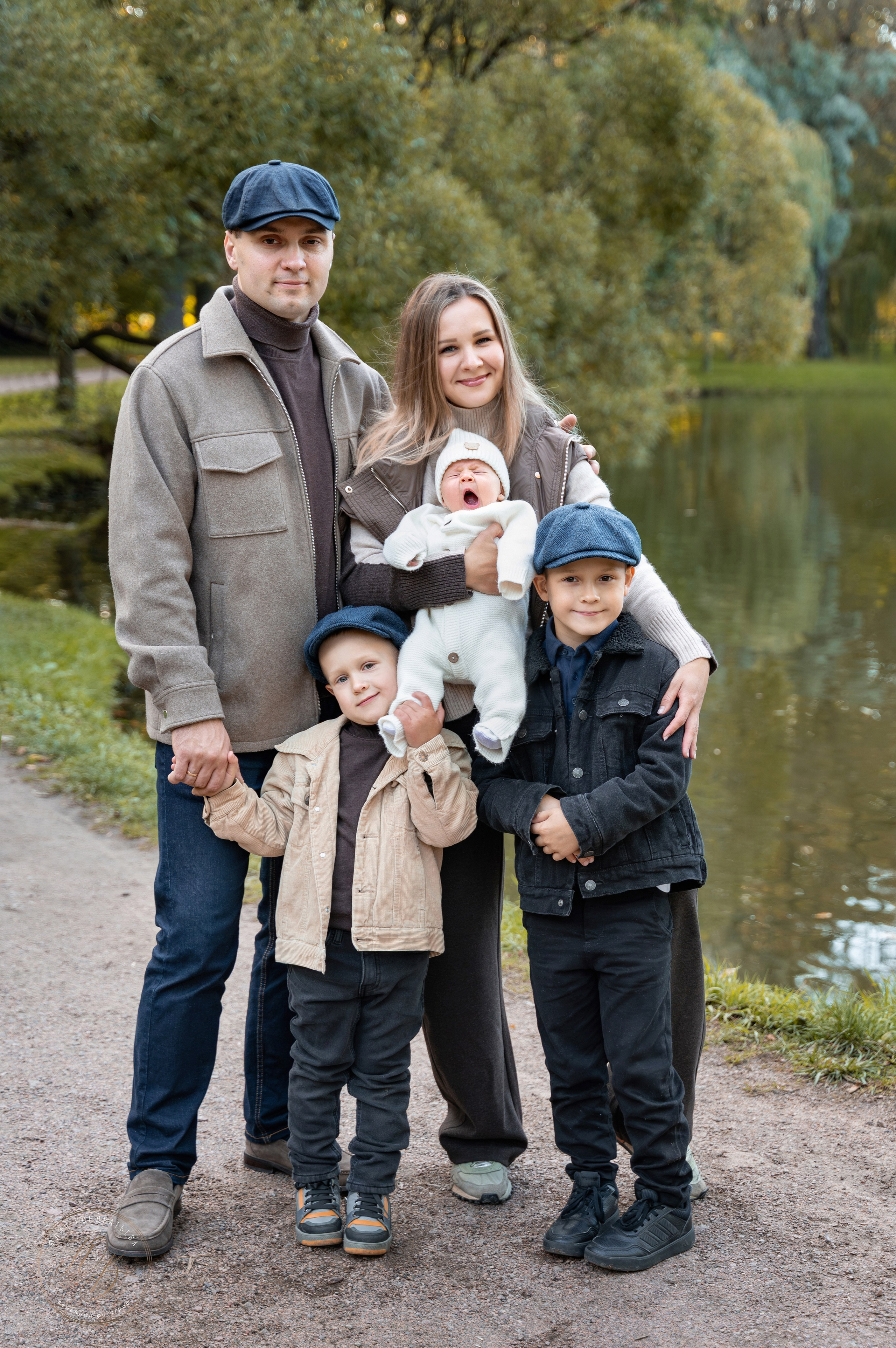 family-photoshoot-autumn-parents-kids-baby
