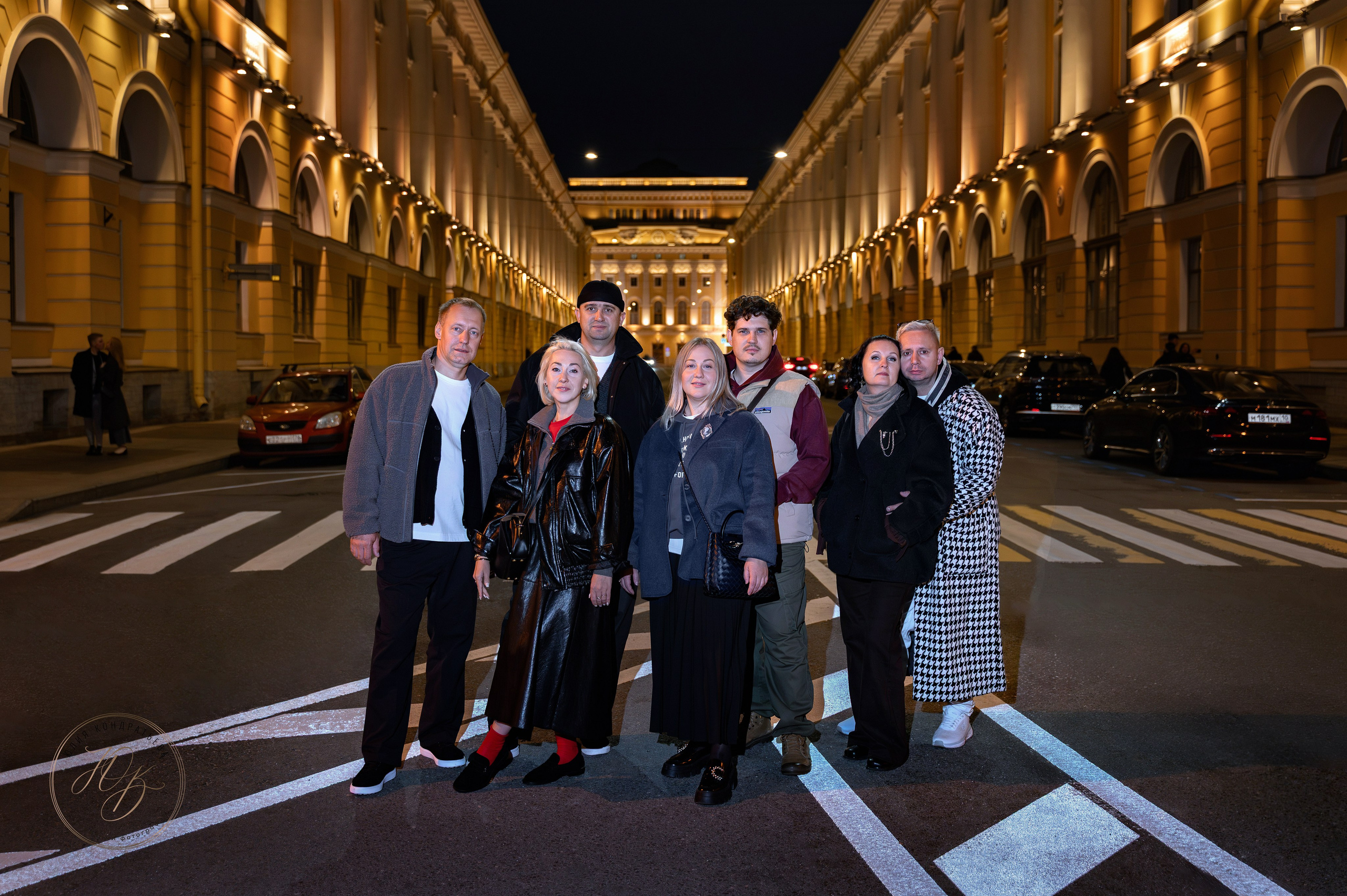 st-petersburg-zodchego-rossi-street-group-photo-night