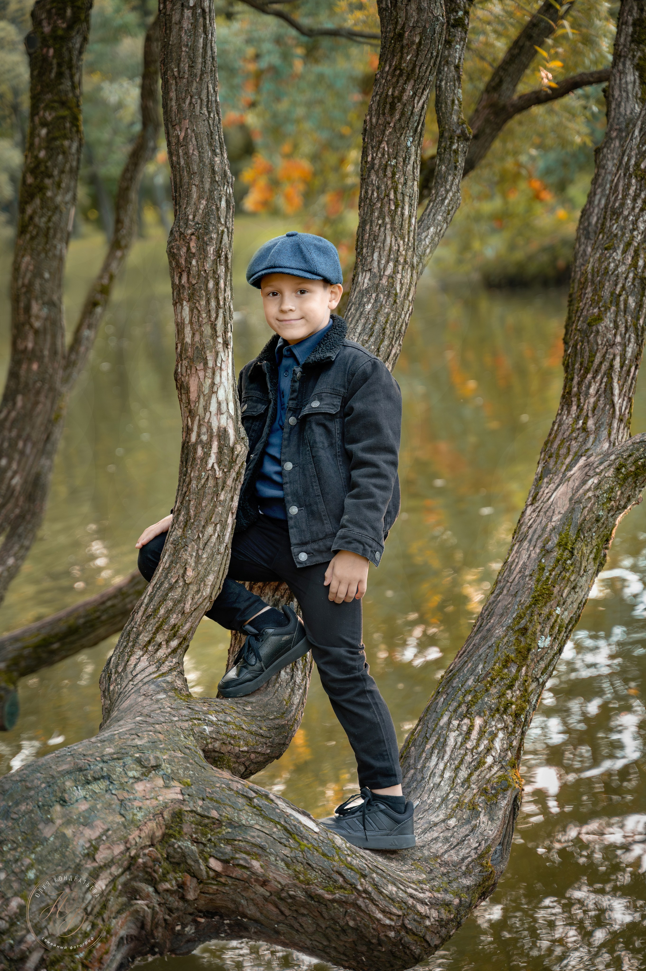 boy-autumn-photoshoot-park-tree