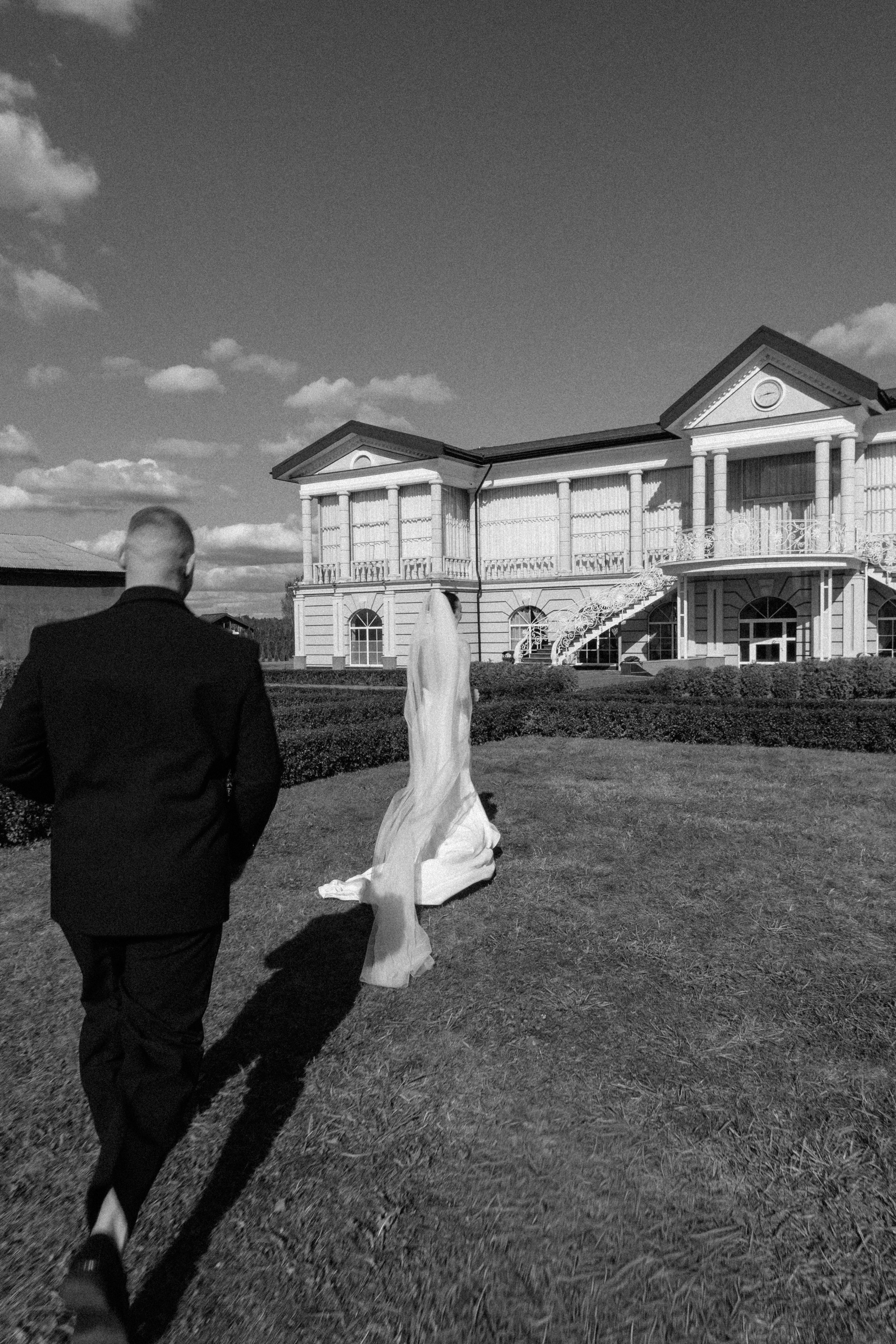 Wedding day in VERSAL PARK. Wedding PHOTOGRAPHER Andrew Vnukov