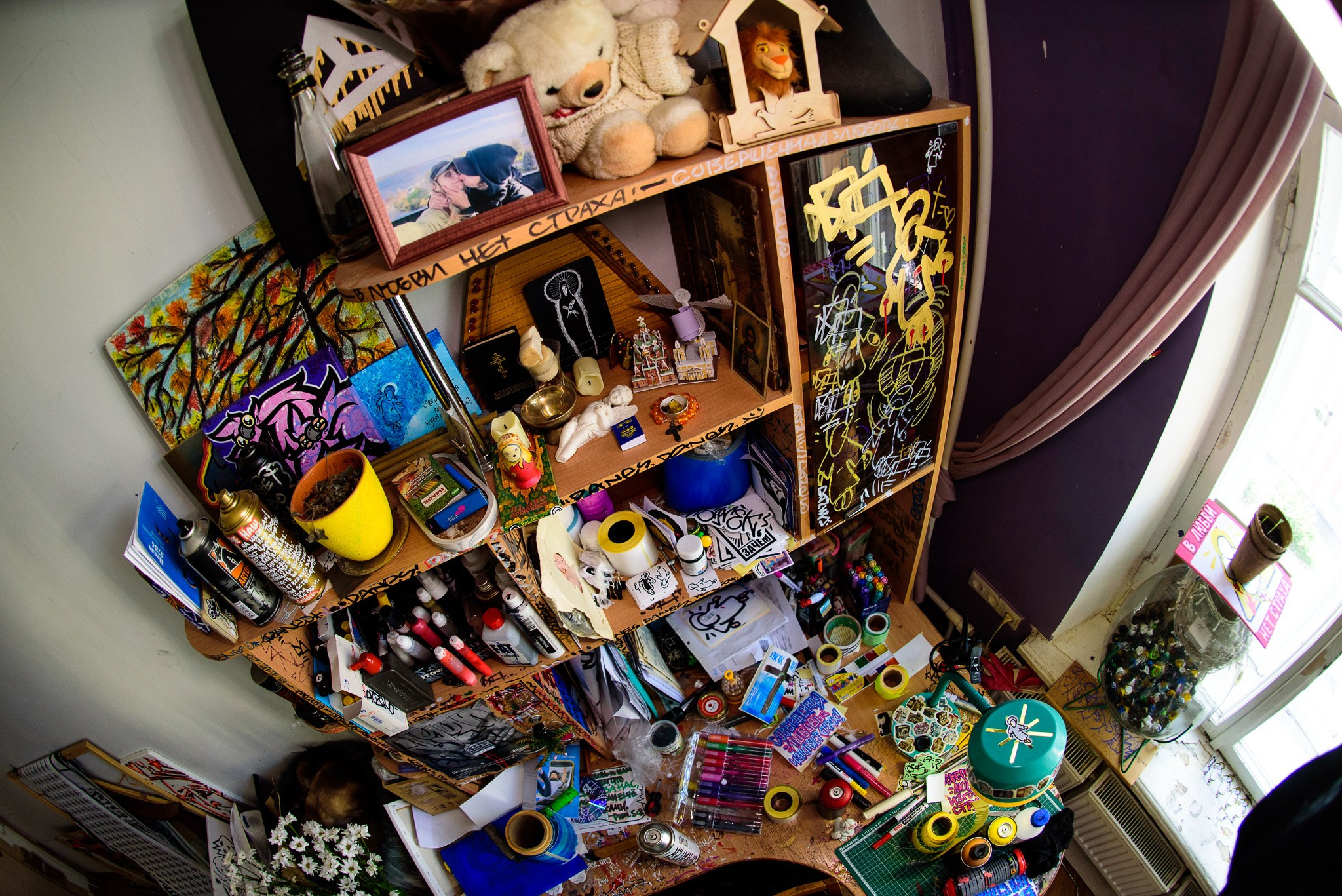 Дома у граффити художника ВНИЦАЯ в Петербурге стол граффити художника