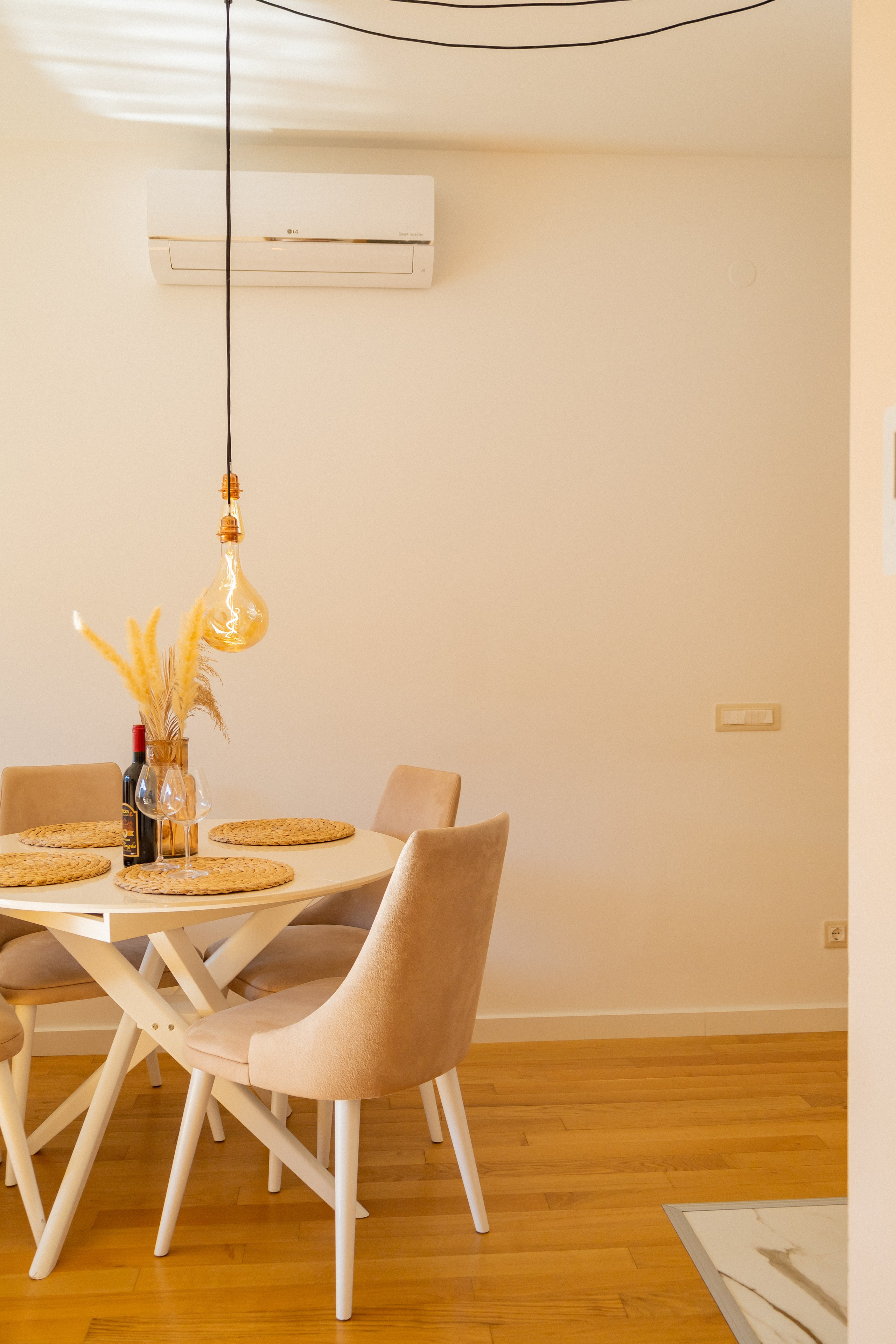 Private apartment for airbnb rent. Fotograf u Crnoj Gori-porodično fotografisanje sa djecom, lovestory, nekretnine