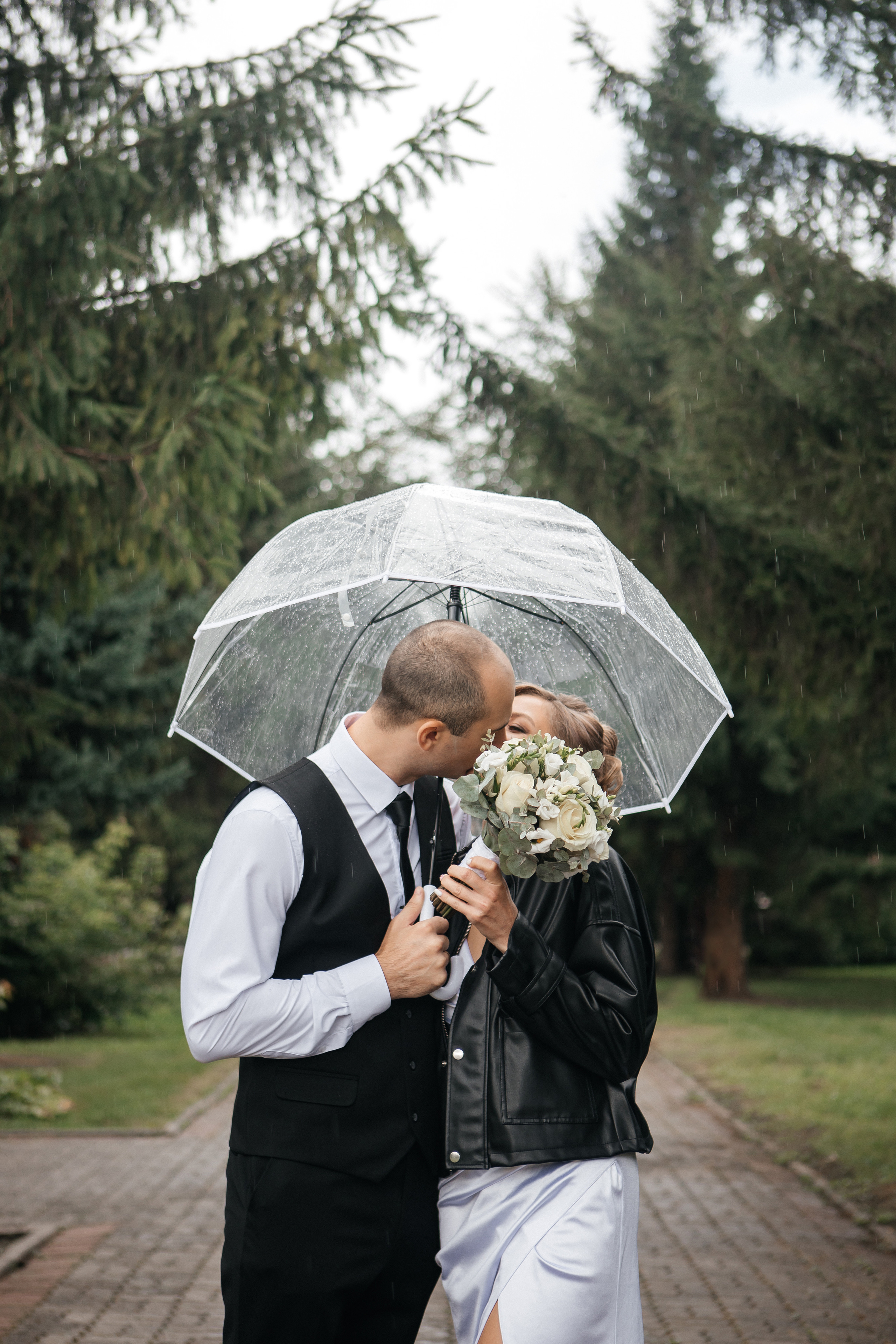 Свадебная фотосессия под дождем. Дарья Белякова. Свадебный, детский и семейный фотограф в городе Бийск