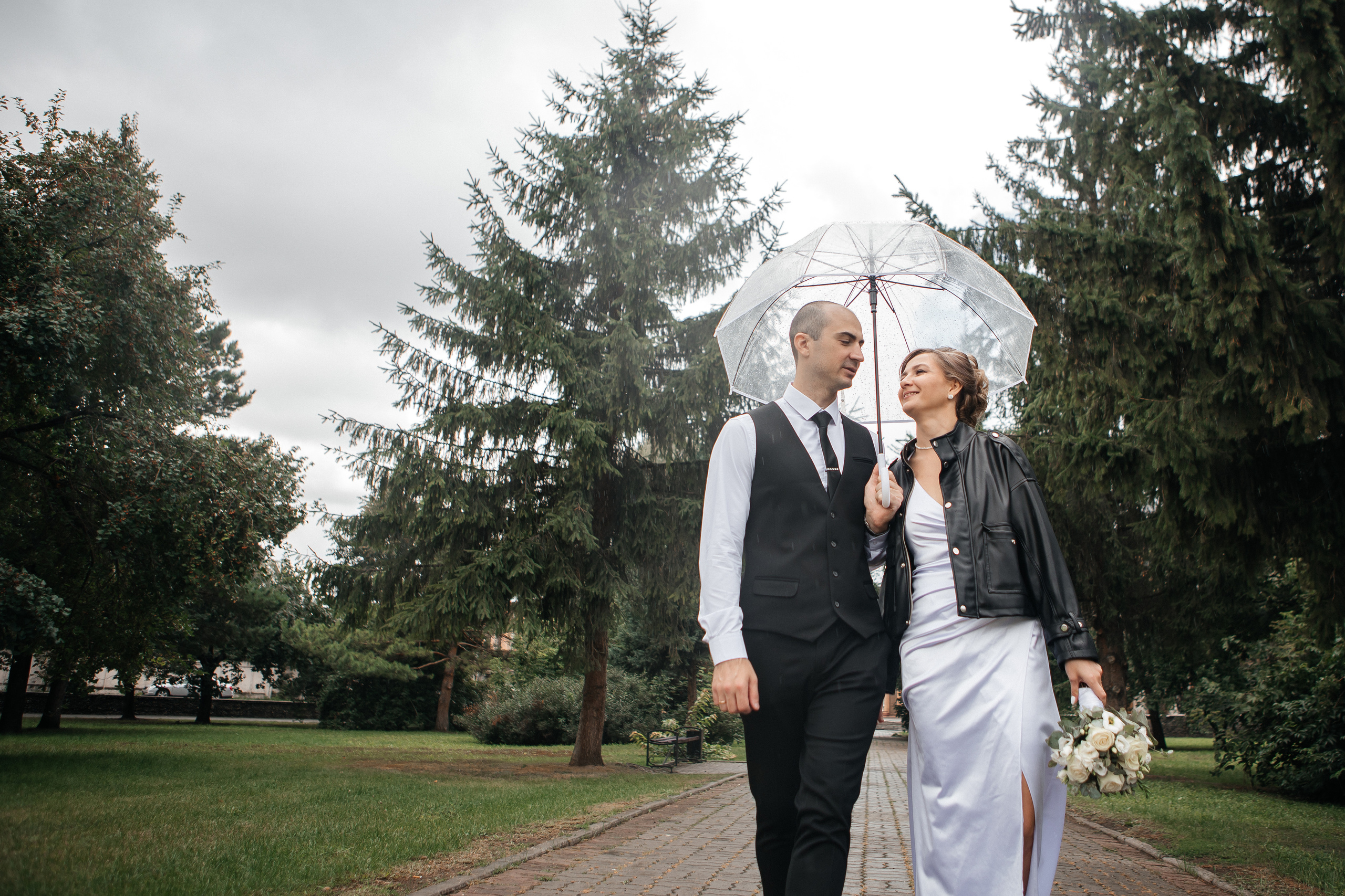 Свадебная фотосессия под дождем. Дарья Белякова. Свадебный, детский и семейный фотограф в городе Бийск