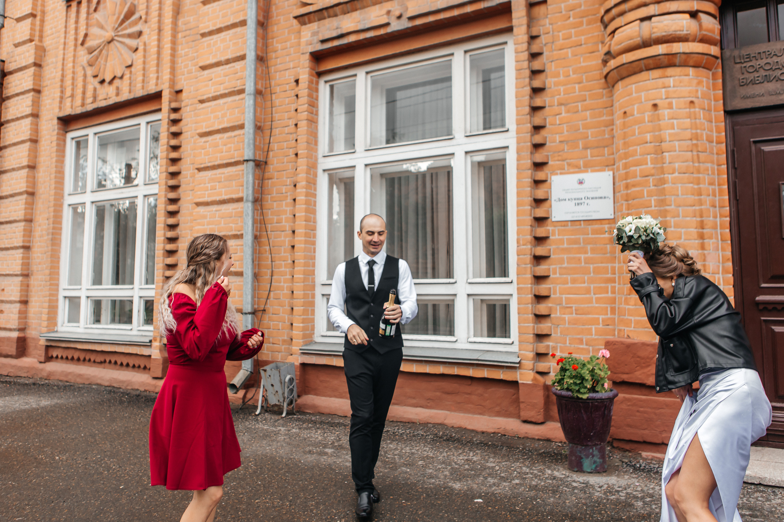 Свадебная фотосессия под дождем. Дарья Белякова. Свадебный, детский и семейный фотограф в городе Бийск
