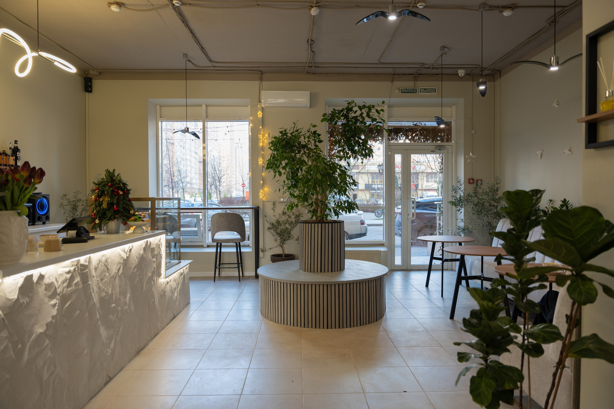 Интерьерная фотосъемка кофейни Love and Coffee — уютное место в Краснодаре Профессиональная фотосъемка интерьера кофейни в Краснодаре — Love. Шедевры для Вас! Фотограф и Видеограф в Краснодаре Пахиев Руслан