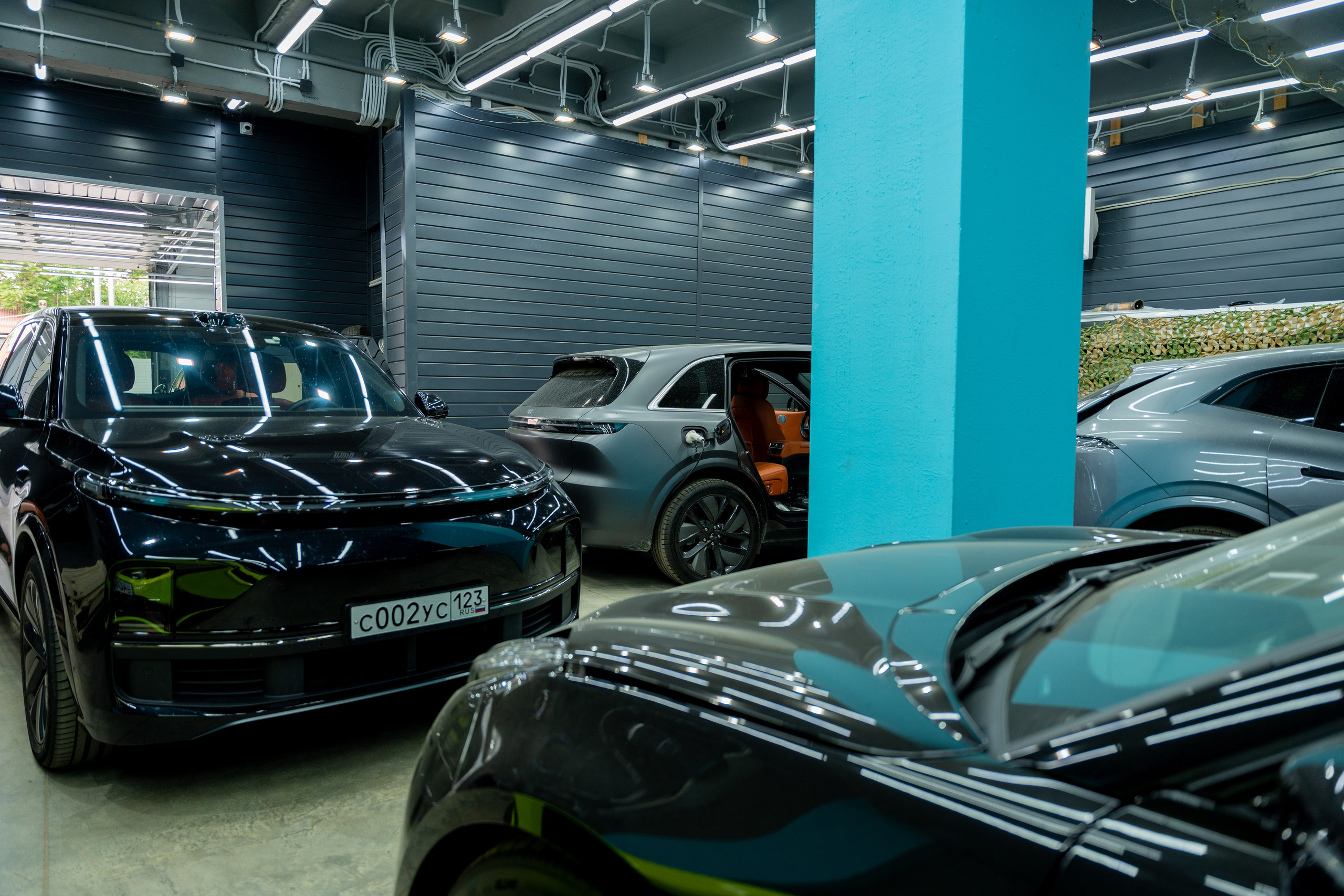 Интерьерная фотосъемка автосалона Elrus в Краснодаре. Zeekr, LiXiang Профессиональная фотосъемка интерьера премиум-автосалона в Краснодаре. Шедевры для Вас! Фотограф и Видеограф в Краснодаре Пахиев Руслан