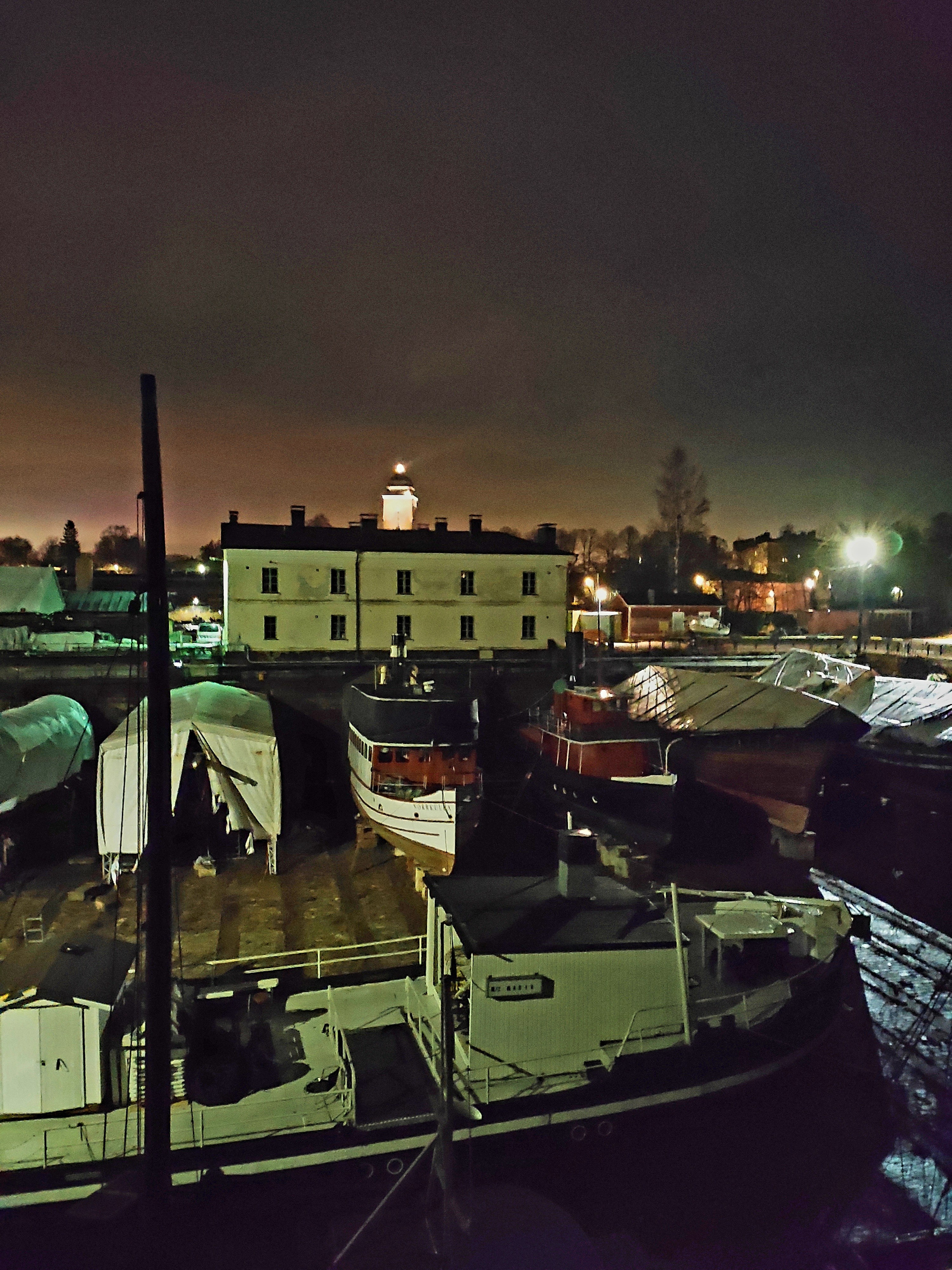 Сухой док в ночное время выглядит еще более привлекательным