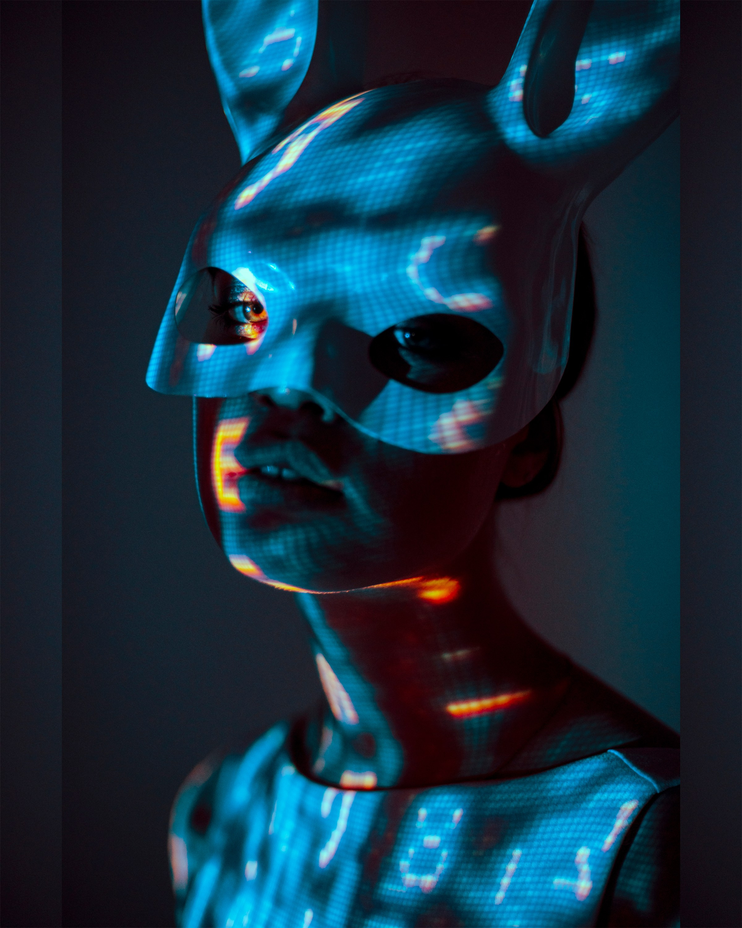 Projector and Mask. Photographer in Tokyo Anatolii Ozarto