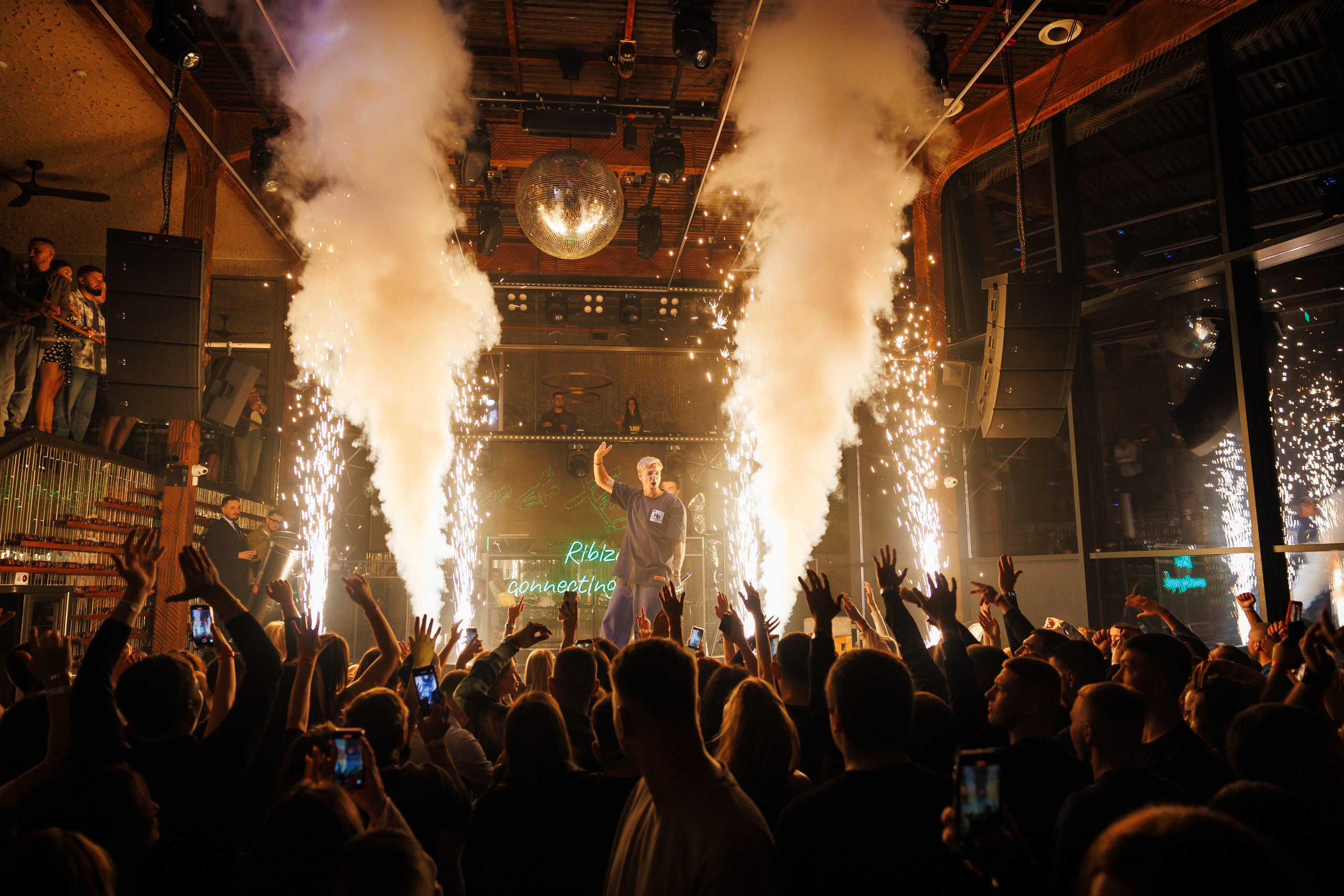 Клубный фотограф и nightlife-репортаж в Москве — Адам Черноуски. Событийный и портретный фотограф в Москве — Адам Черноуски