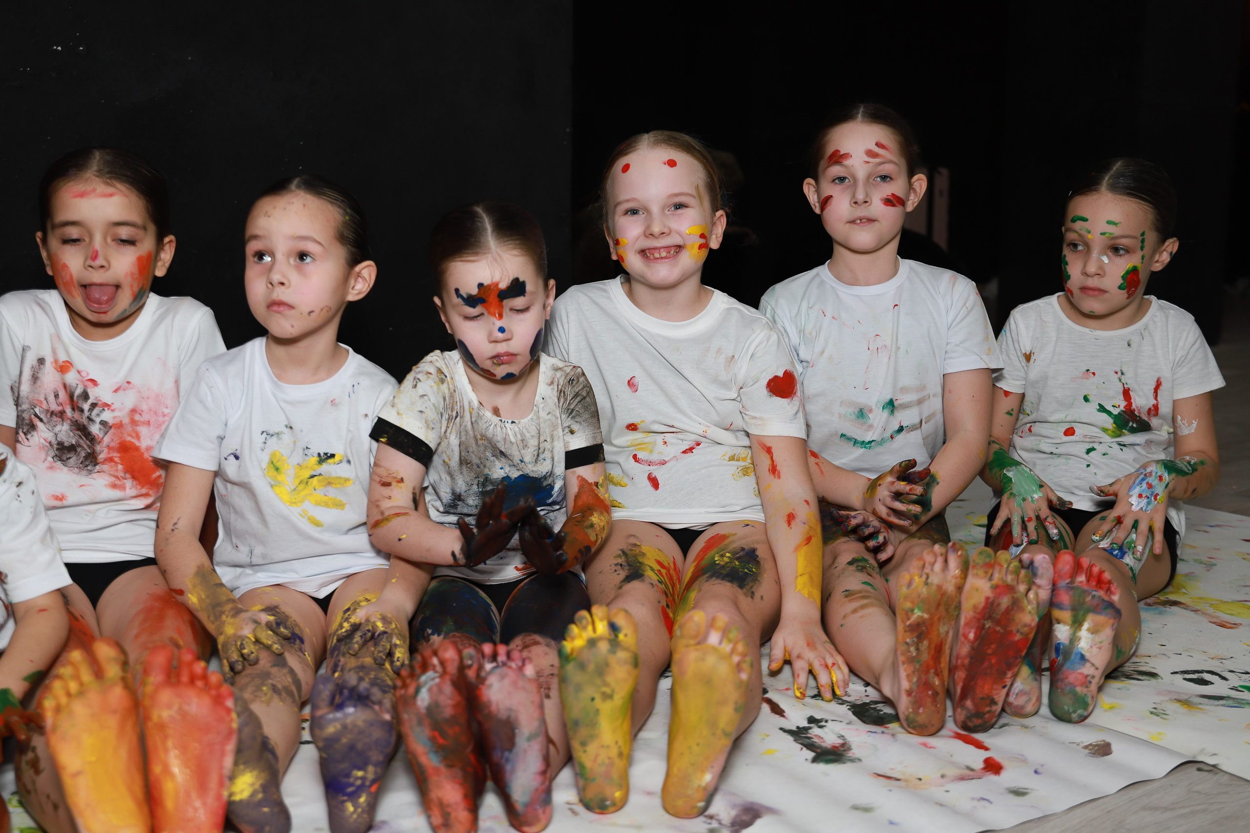 Младшие с красками. Фотограф Юлия Мальцева