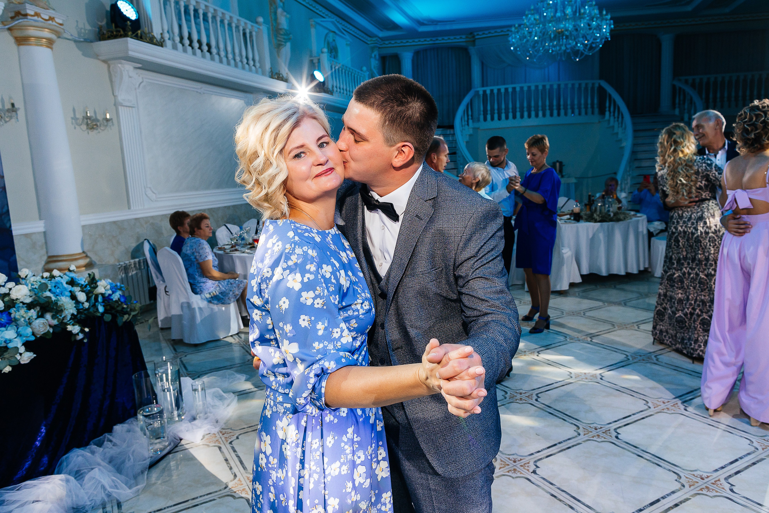 Стильная фотосессия пары в интерьерах ресторана. Олег Сверчков | Свадебный фотограф Вологда