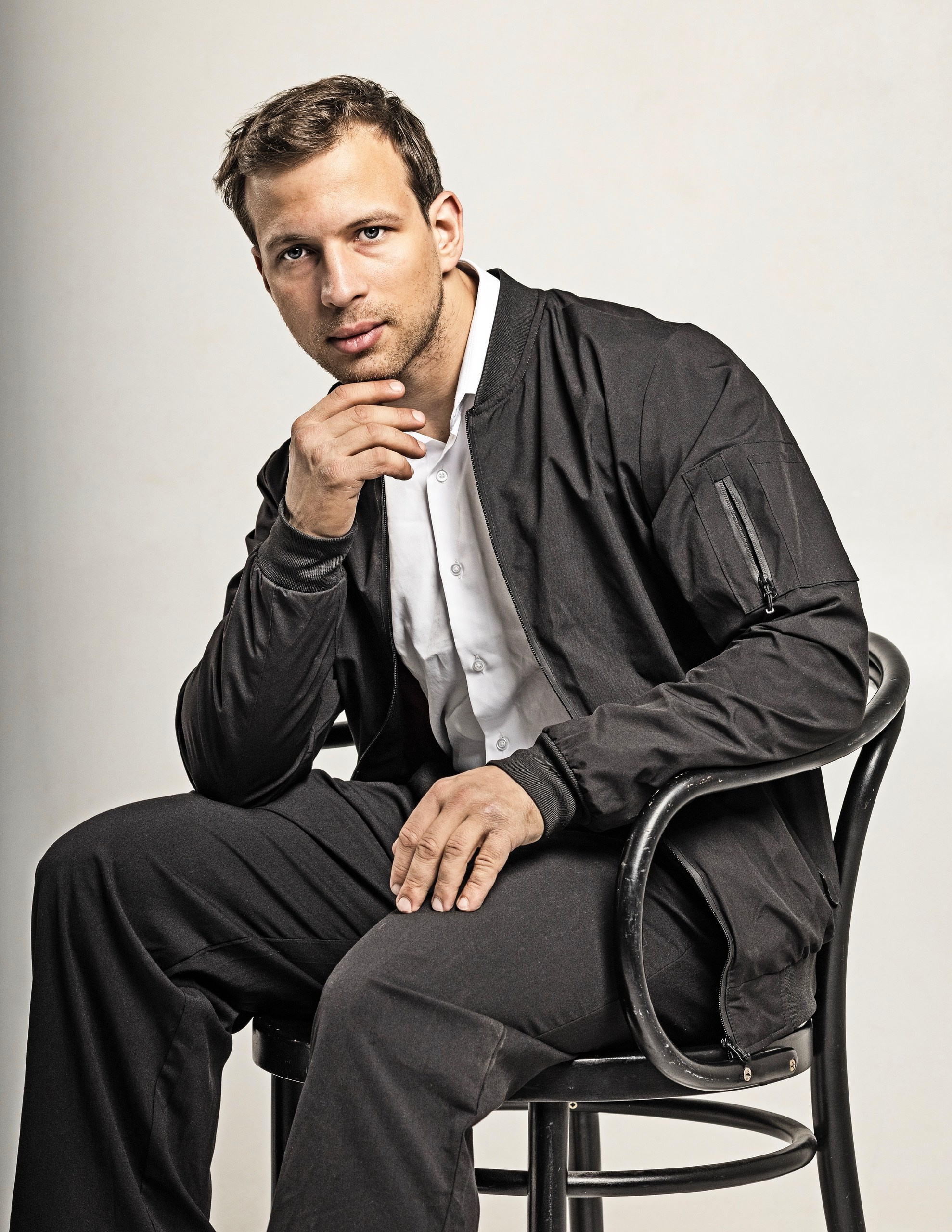 Мужской студийный портрет в классическом стиле.