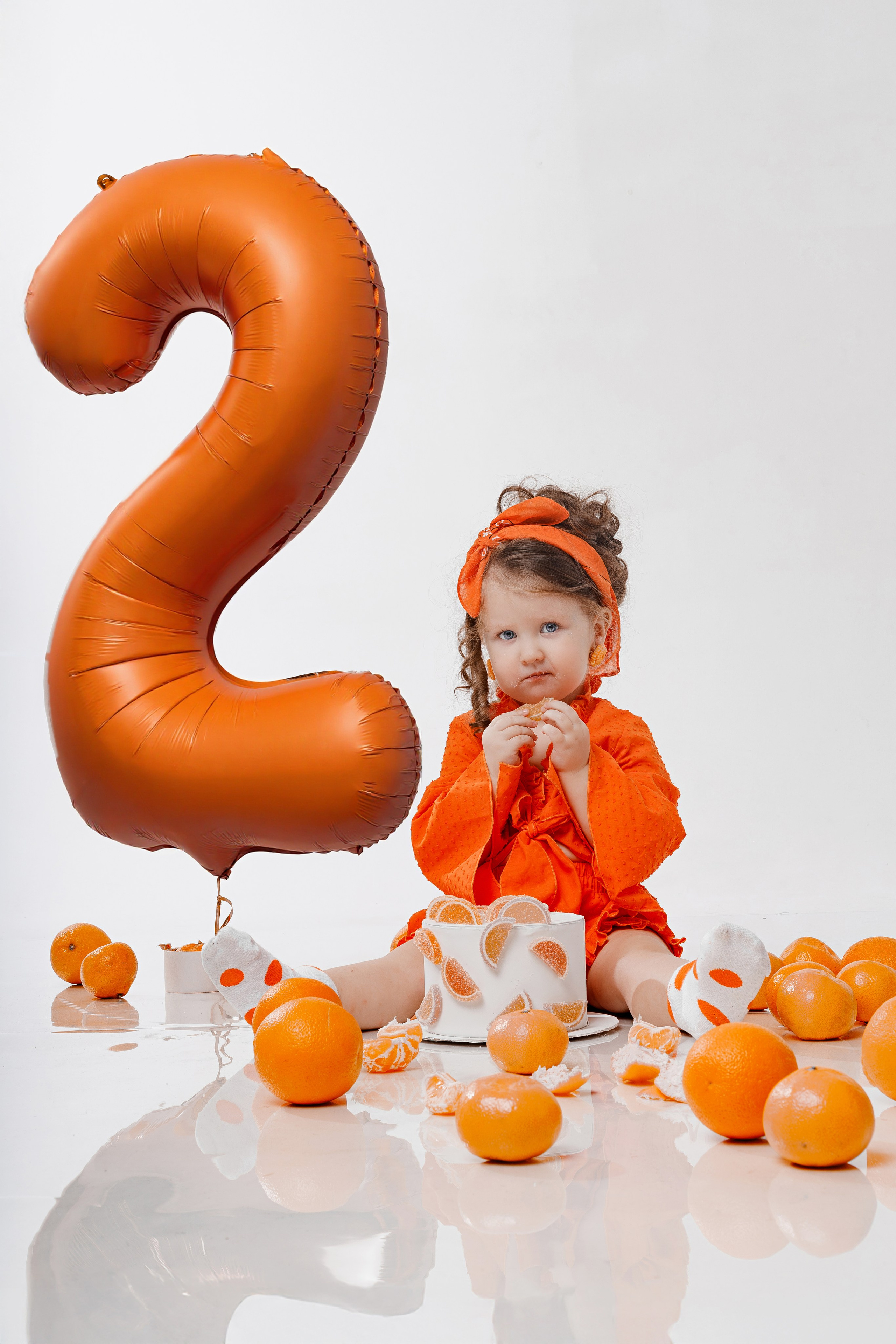 Детская фотосессия с мандаринами в студии в Сочи. Детский студийный фотограф Сочи