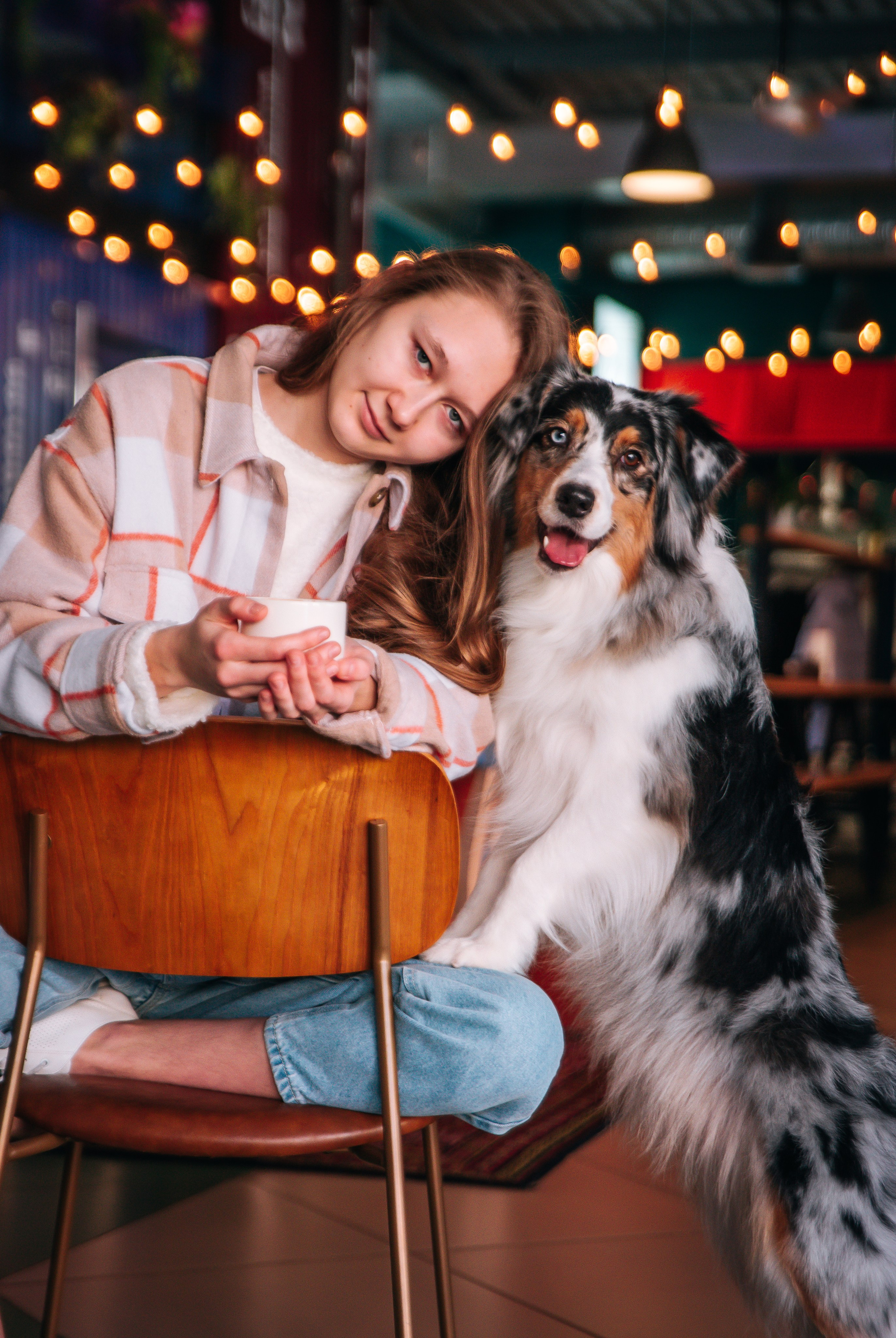 Лиза и Харли в кафе. Главная