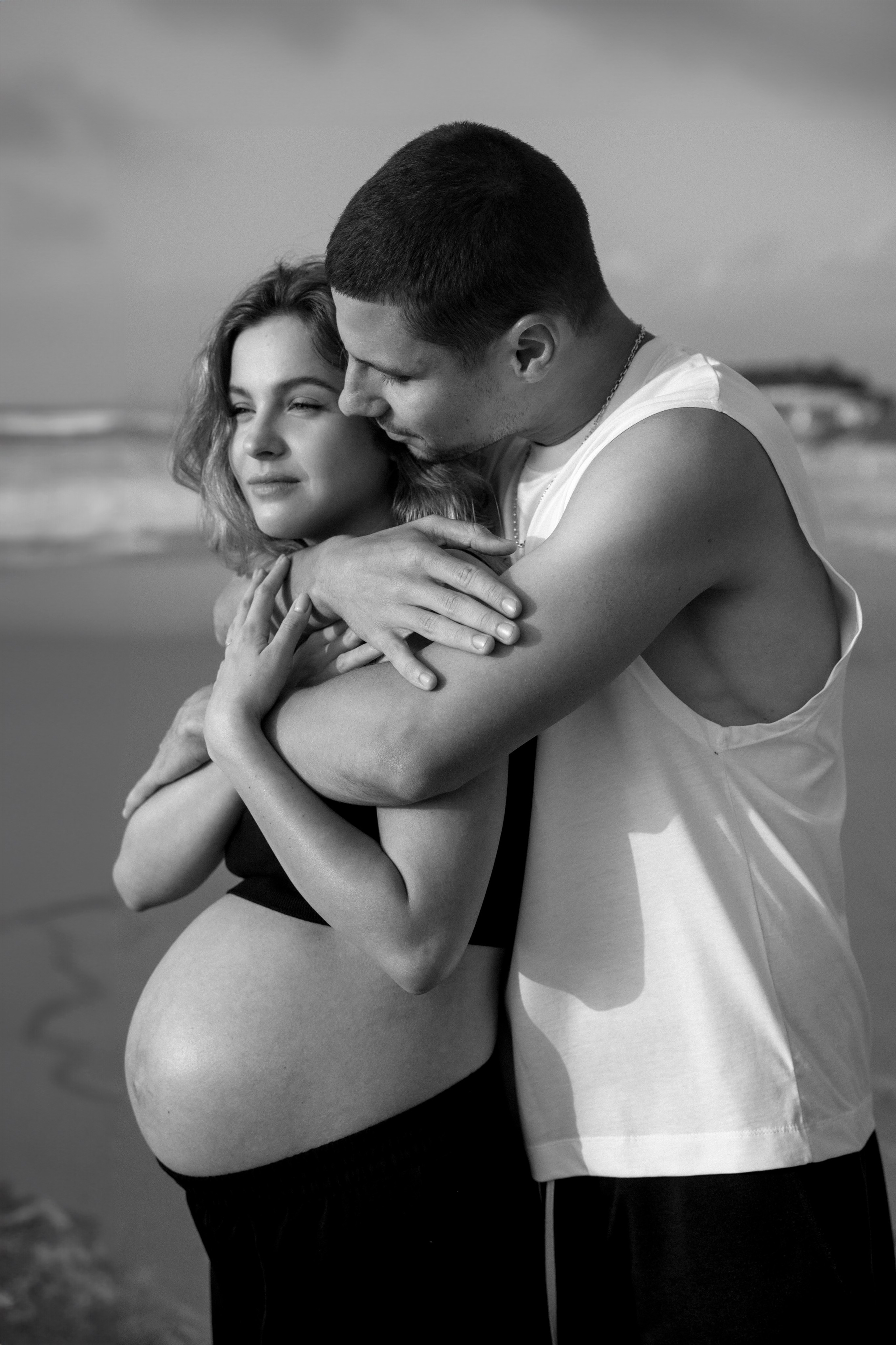 Pregnancy photoshoot near the sea (cloudy weather). Главная