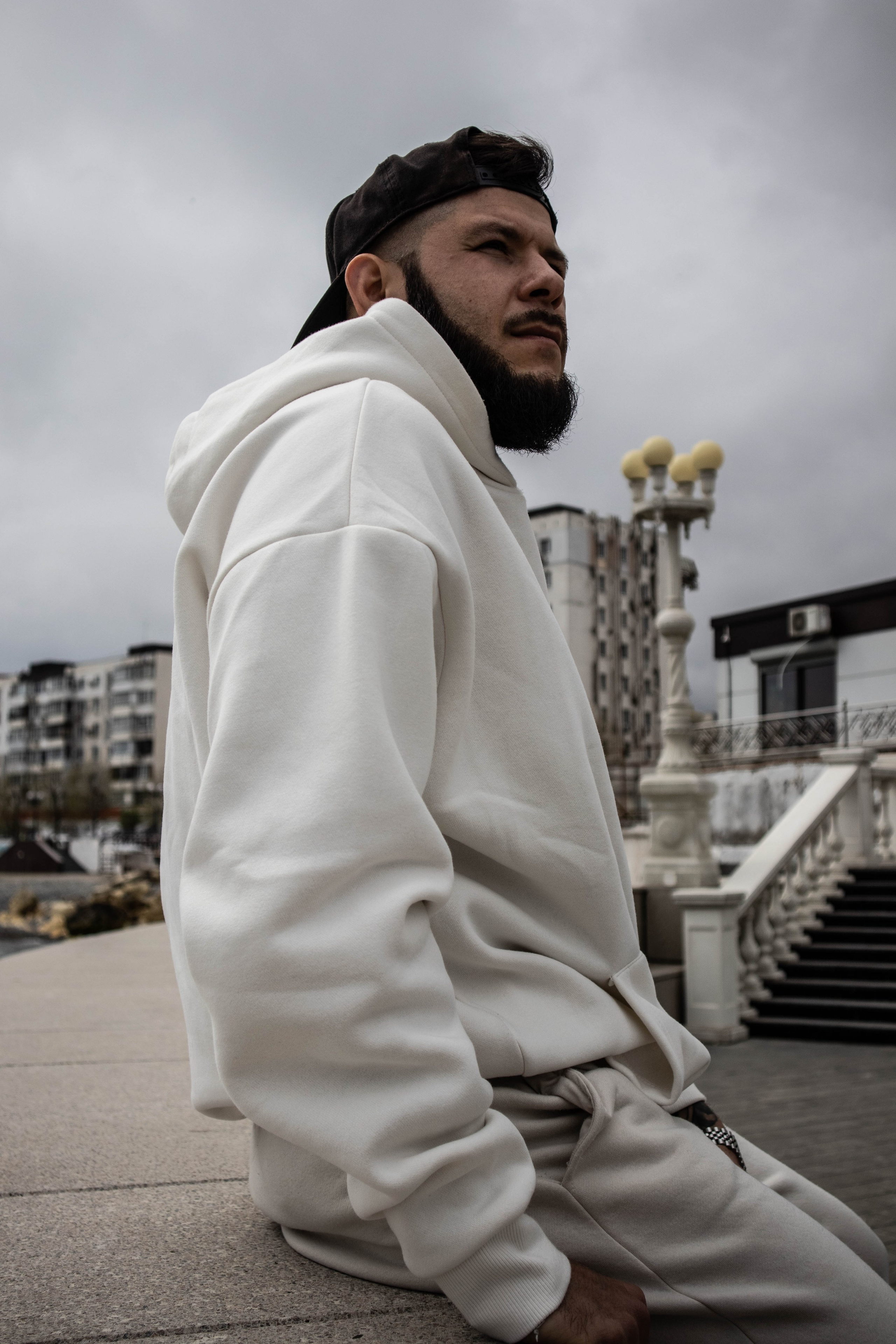 О. Уличный фотограф Города N