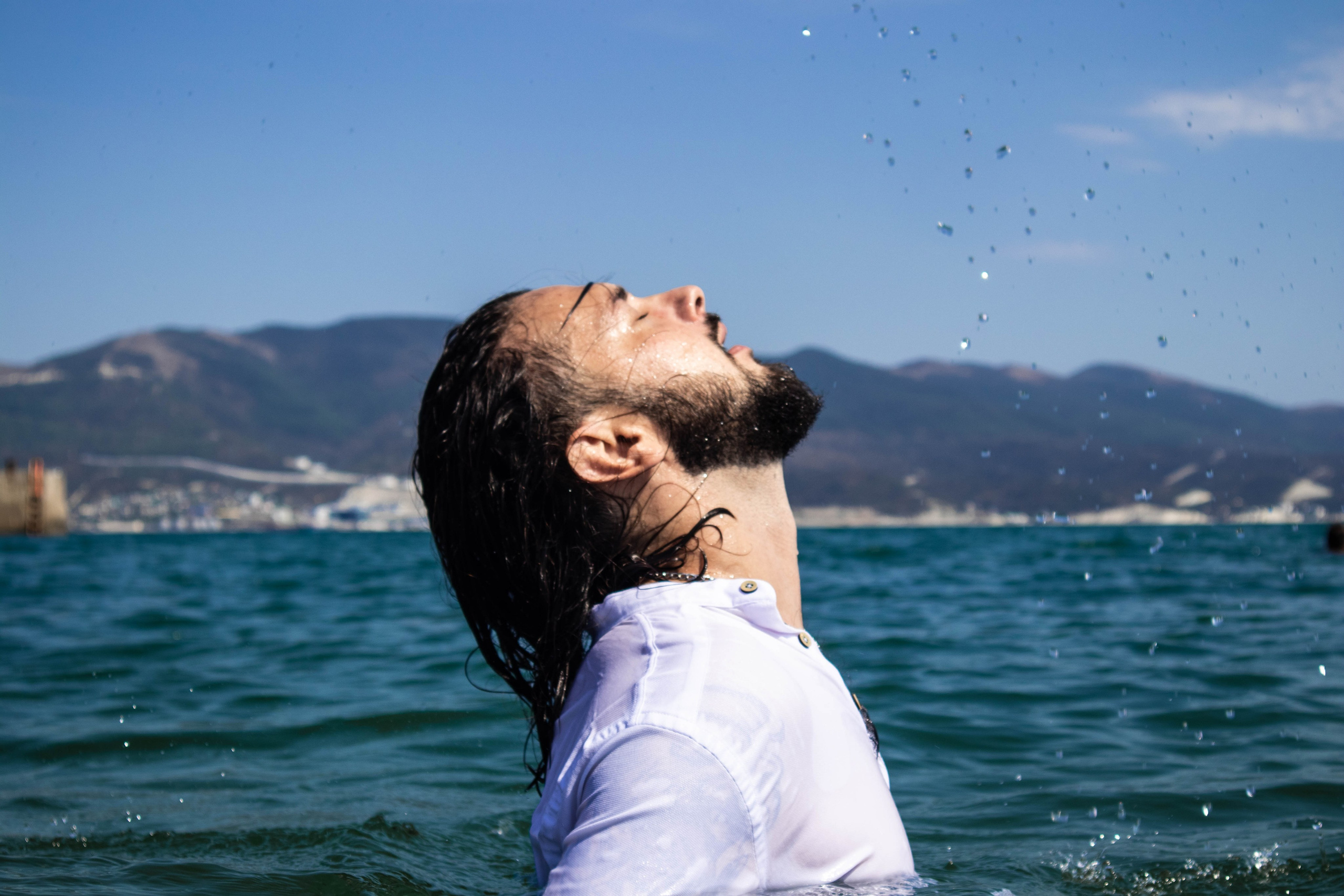 «Шаги по волнам: берег мечты». Уличный фотограф Города N