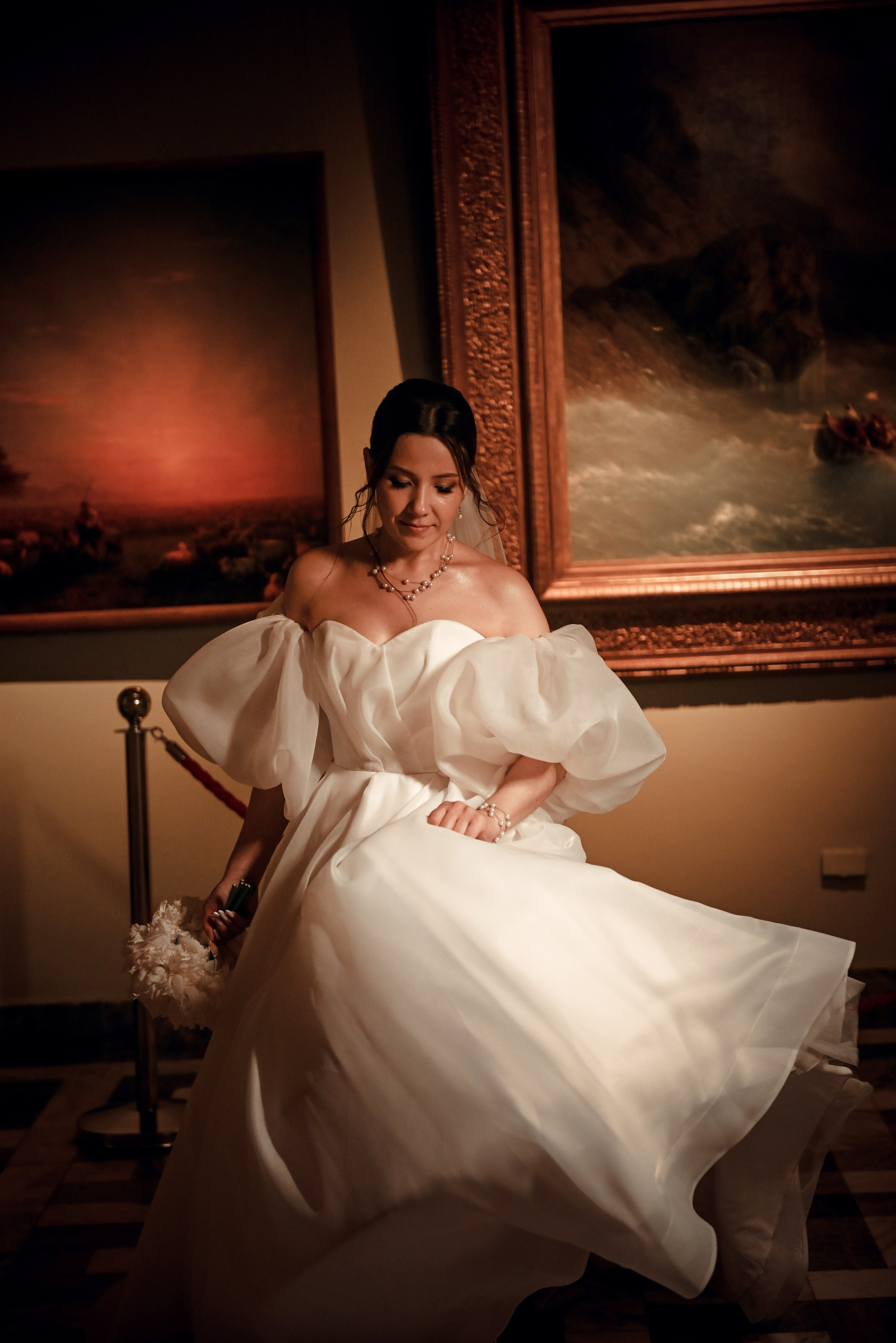 Небольшая свадебная серия в музее и прогулкой под дождем Эльмиры и Ризата. Свадебный, семейный, детский, контент фотограф в Омске Максим Ильин