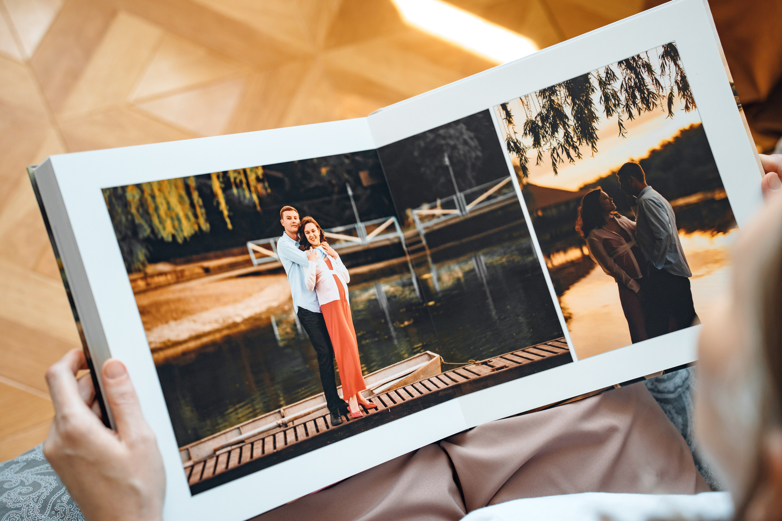 Закатный разворот фотокниги в Ростове-на-Дону | Два кадра с парой на фоне реки Дон | Фотограф Андрей Сайфутдинов