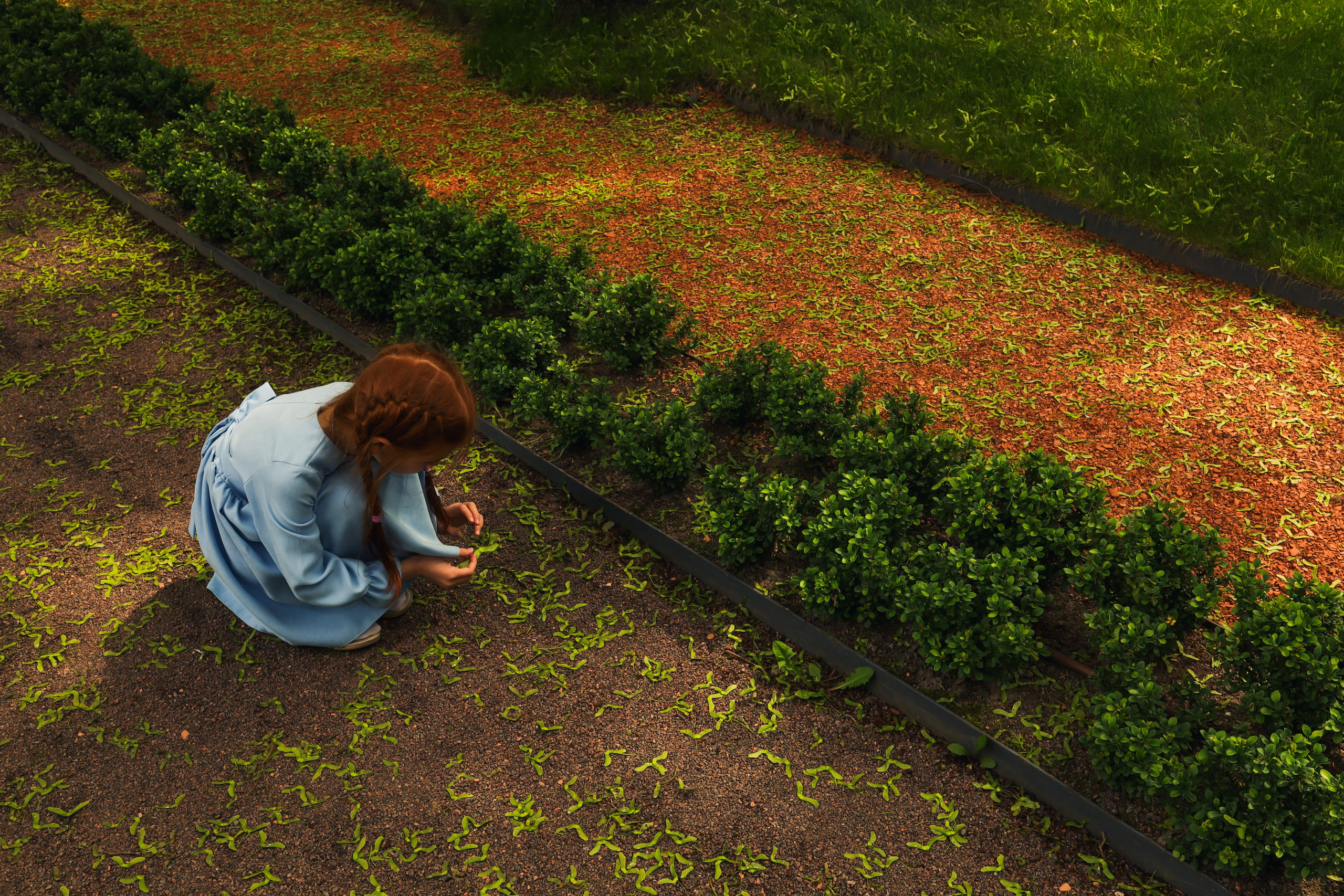 " Все фотографии - memento mori . Фотографировать --значит участвовать в смертности , уязвимости , изменчивости другого человека ( или вещи ) . Точно отсекая этот момент и замораживая его , все фотографии свидетельствуют о безжалостном таянии времени " Susan Sontag