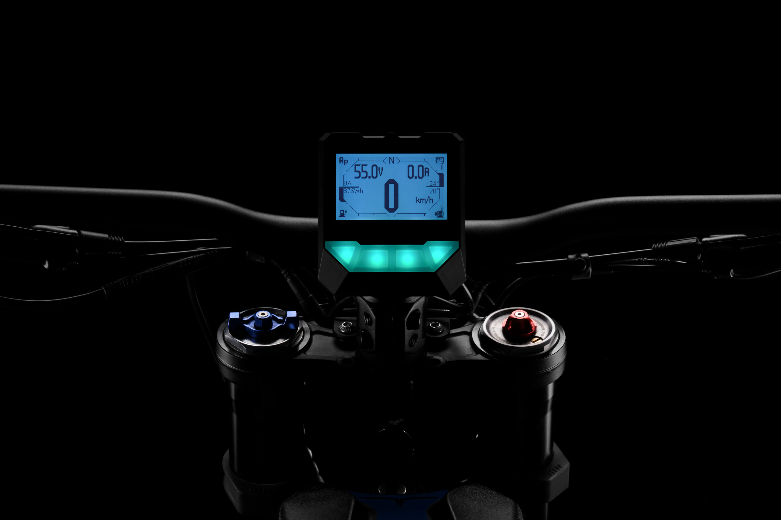 Контентная фотосъёмка дисплея Nucular Electronics на руле электробайка.