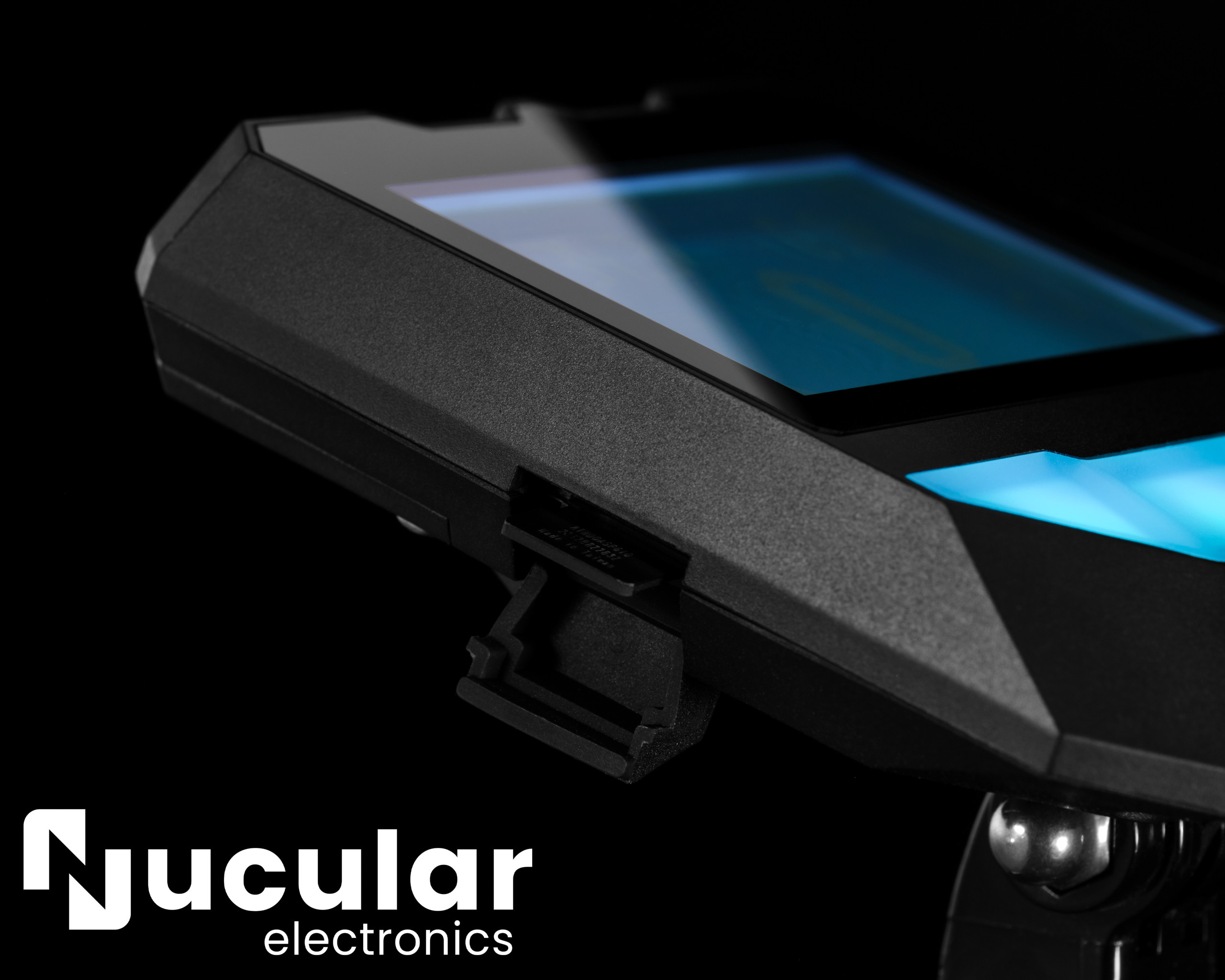 Рекламная фотосъёмка бортового компьютера Nucular Electronics. Вид сбоку, крупный план