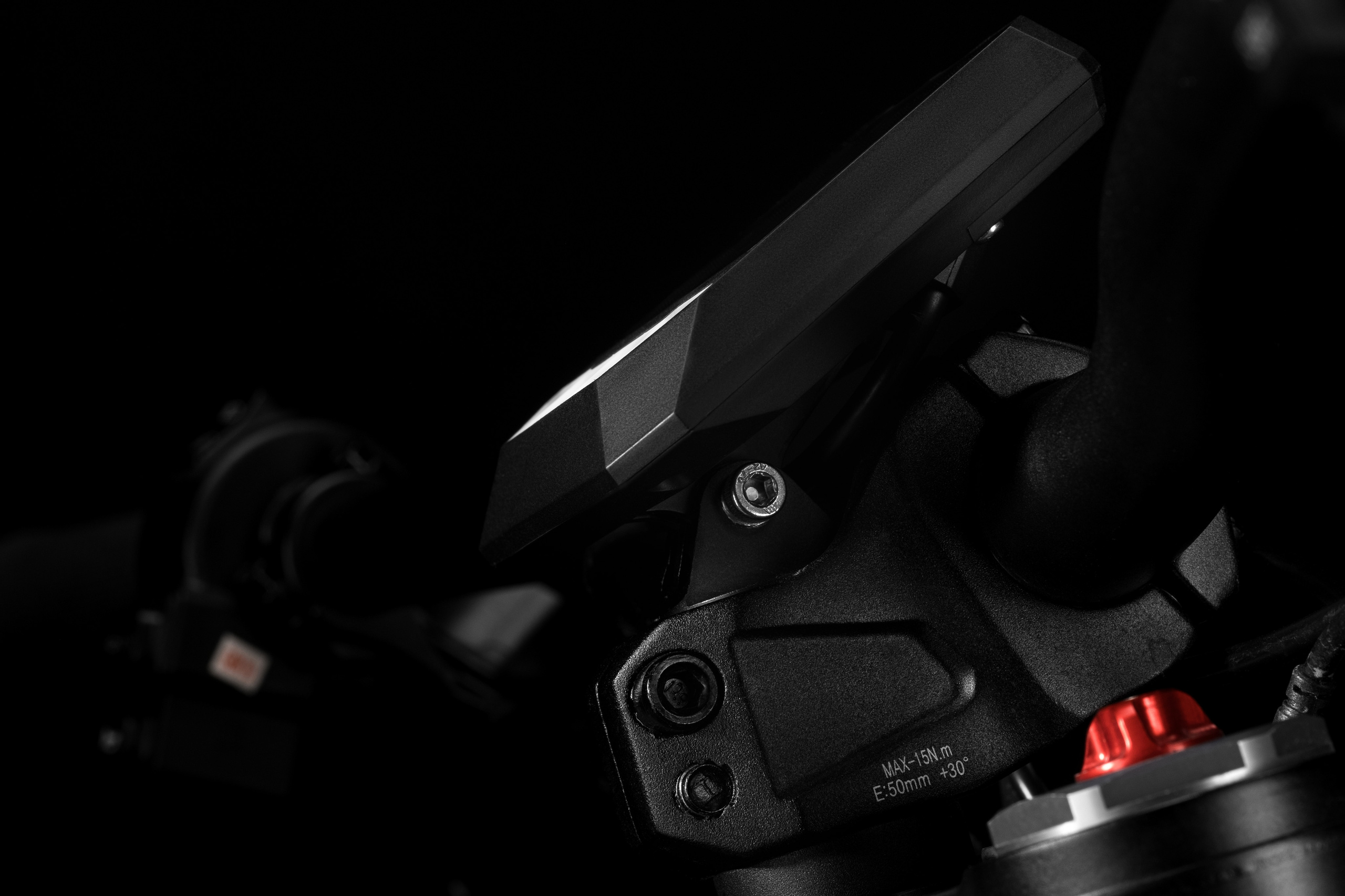 Контентная фотосъёмка дисплея Nucular Electronics на руле электробайка. Вид сбоку