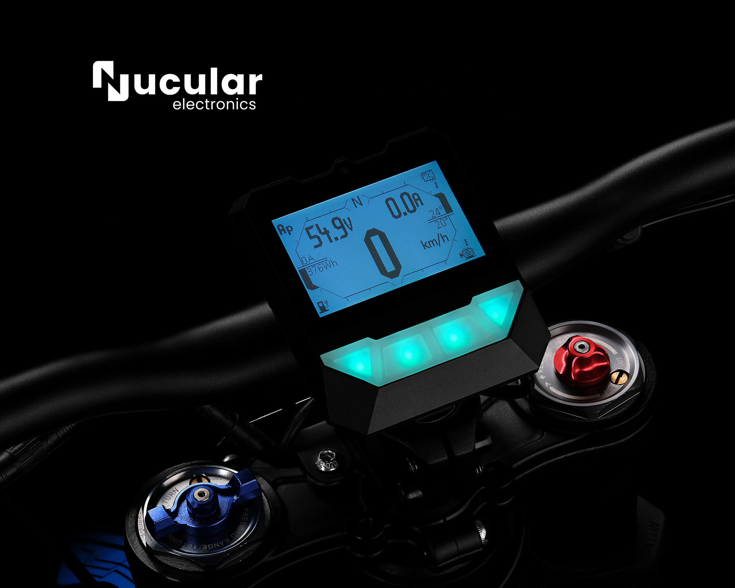 Рекламная фотосъёмка бортового компьютера Nucular Electronics на руле электробайка.