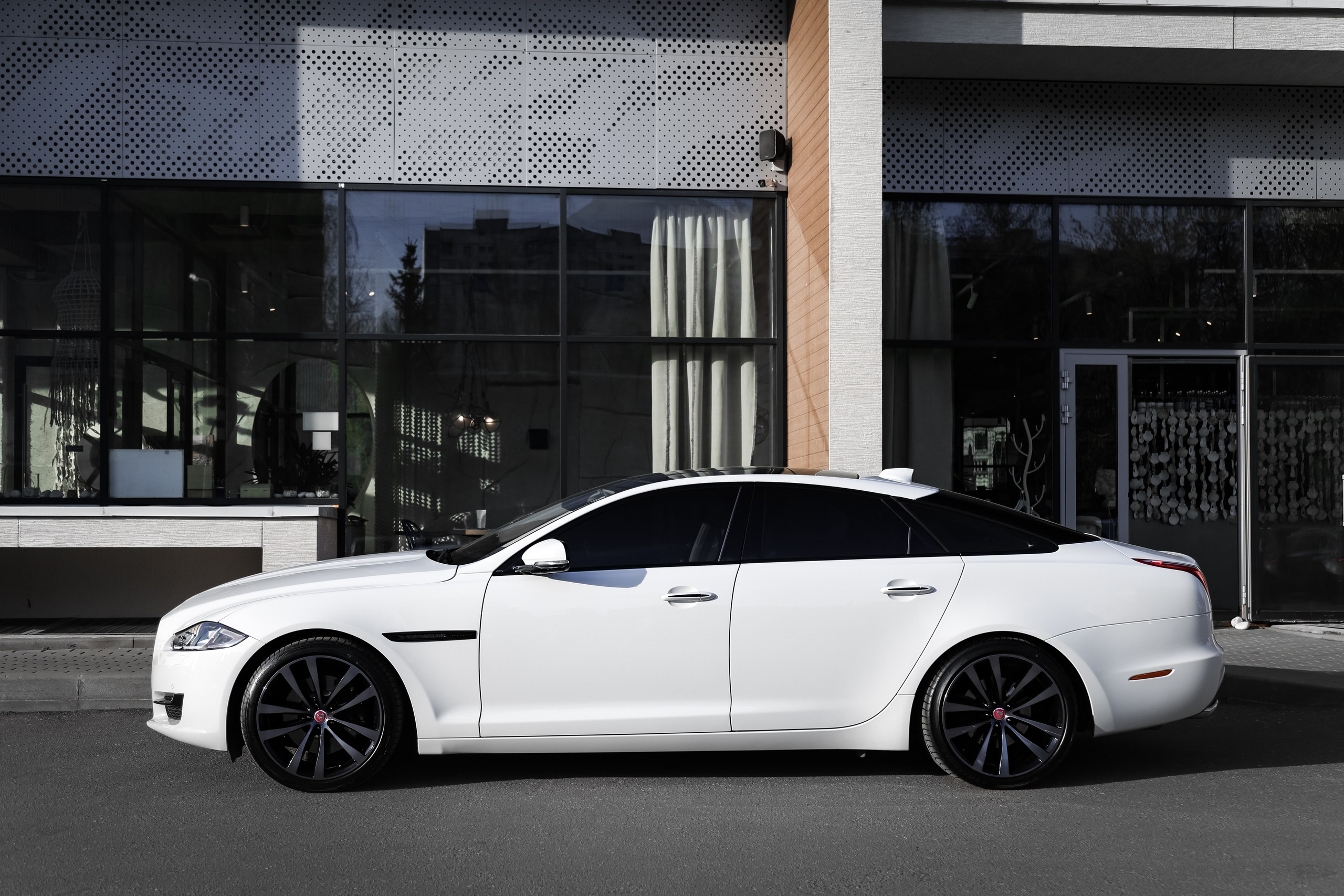 2017 JAGUAR XJ. Mixturecaptures