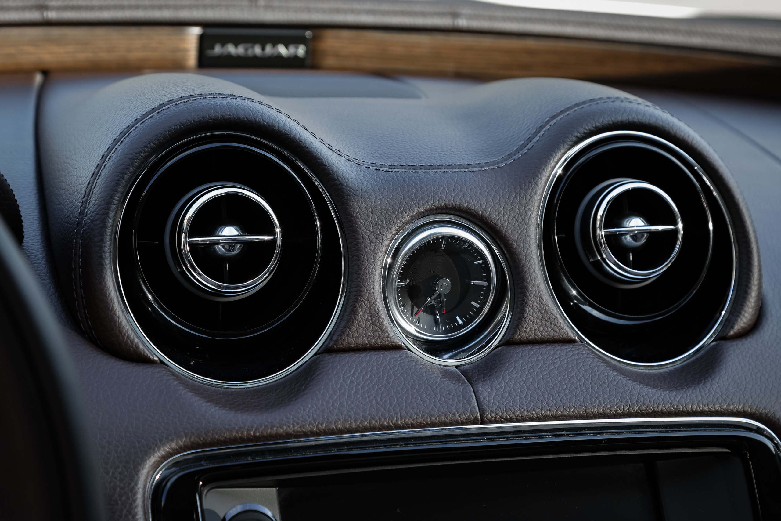 2017 JAGUAR XJ. Mixturecaptures