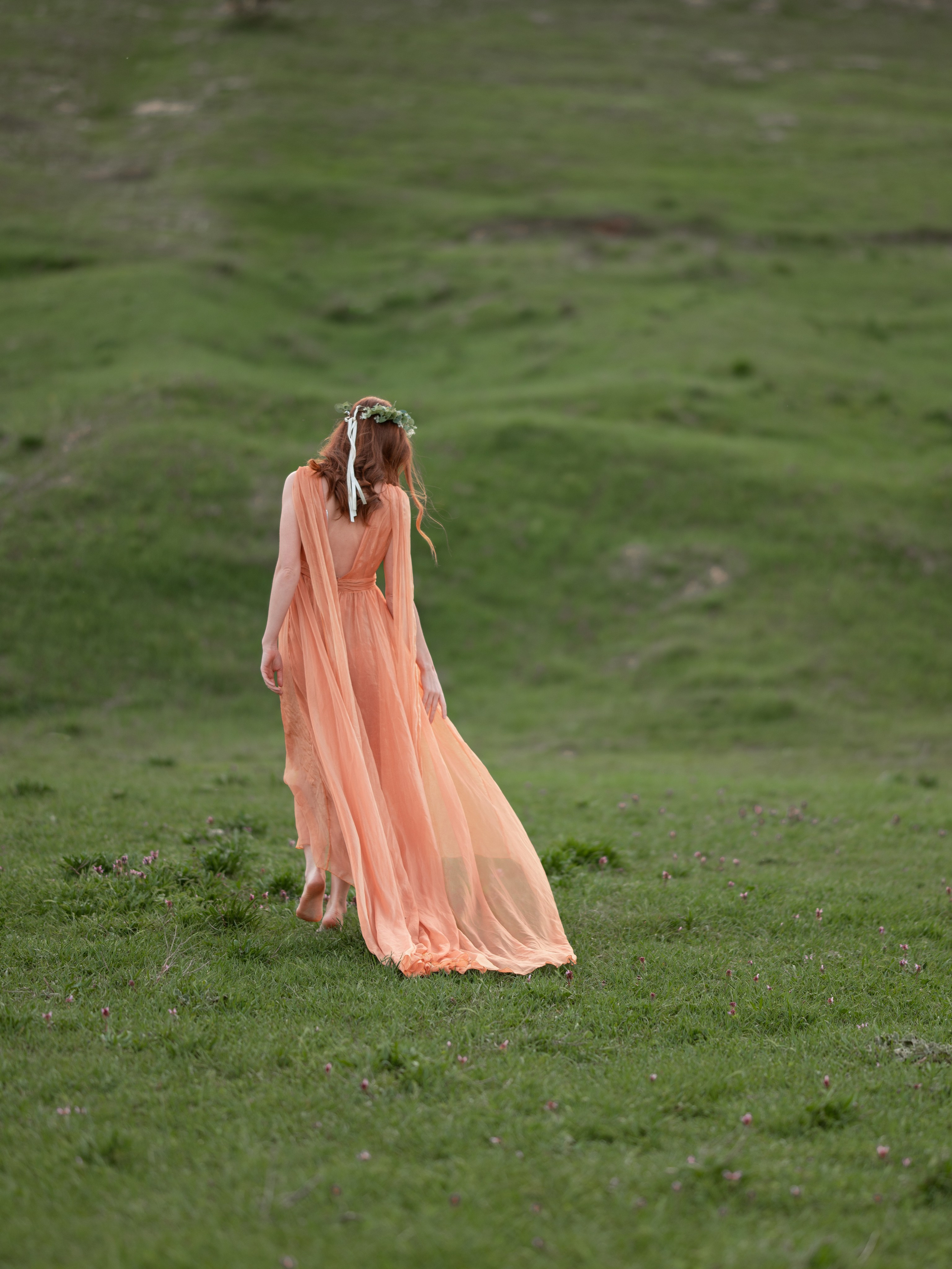 Живые фото девушки в красивом платье