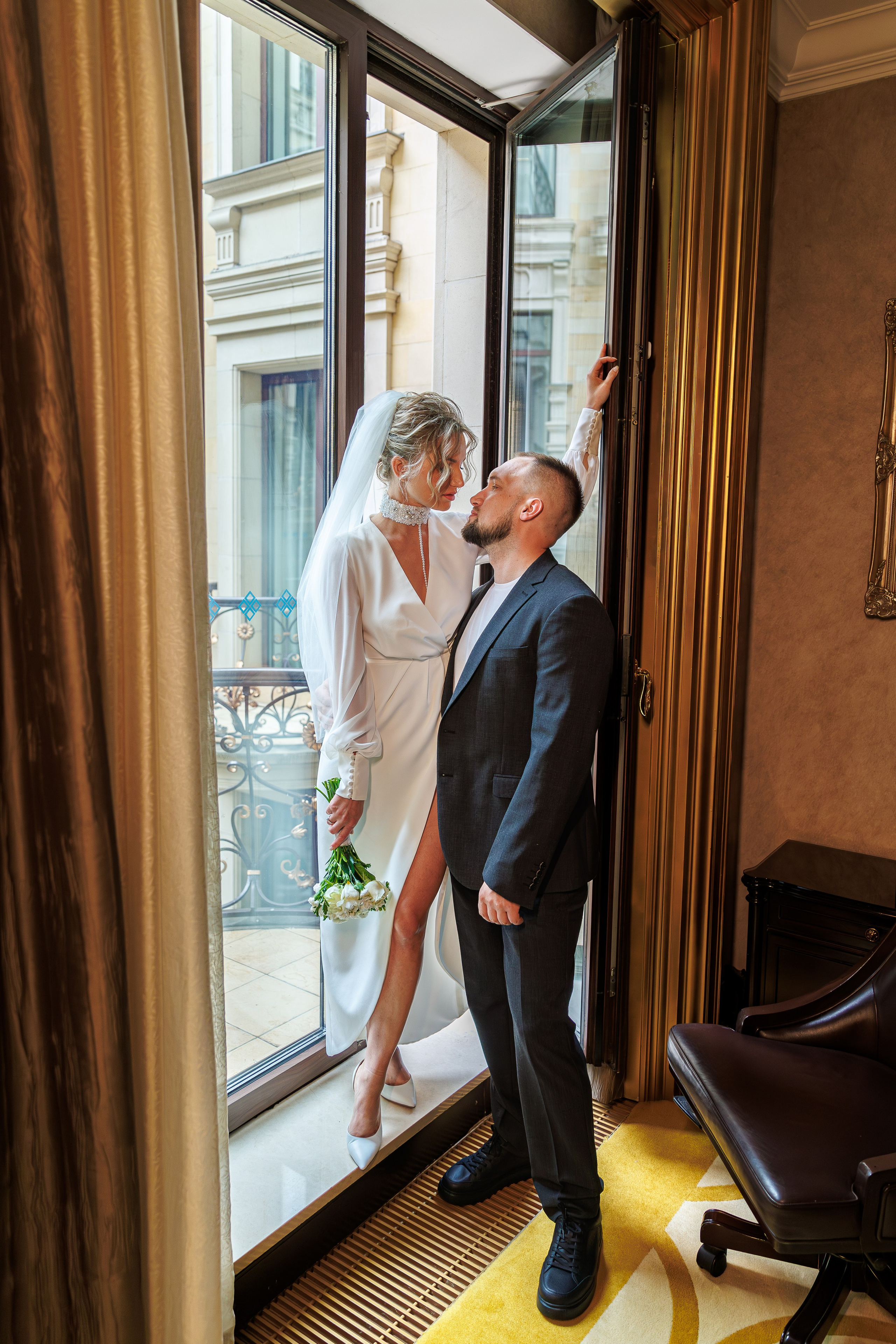 Свадебная фотосессия в отеле St. Regis Никольская. Свадебный фотограф Москва и МО Сергей Киржаев