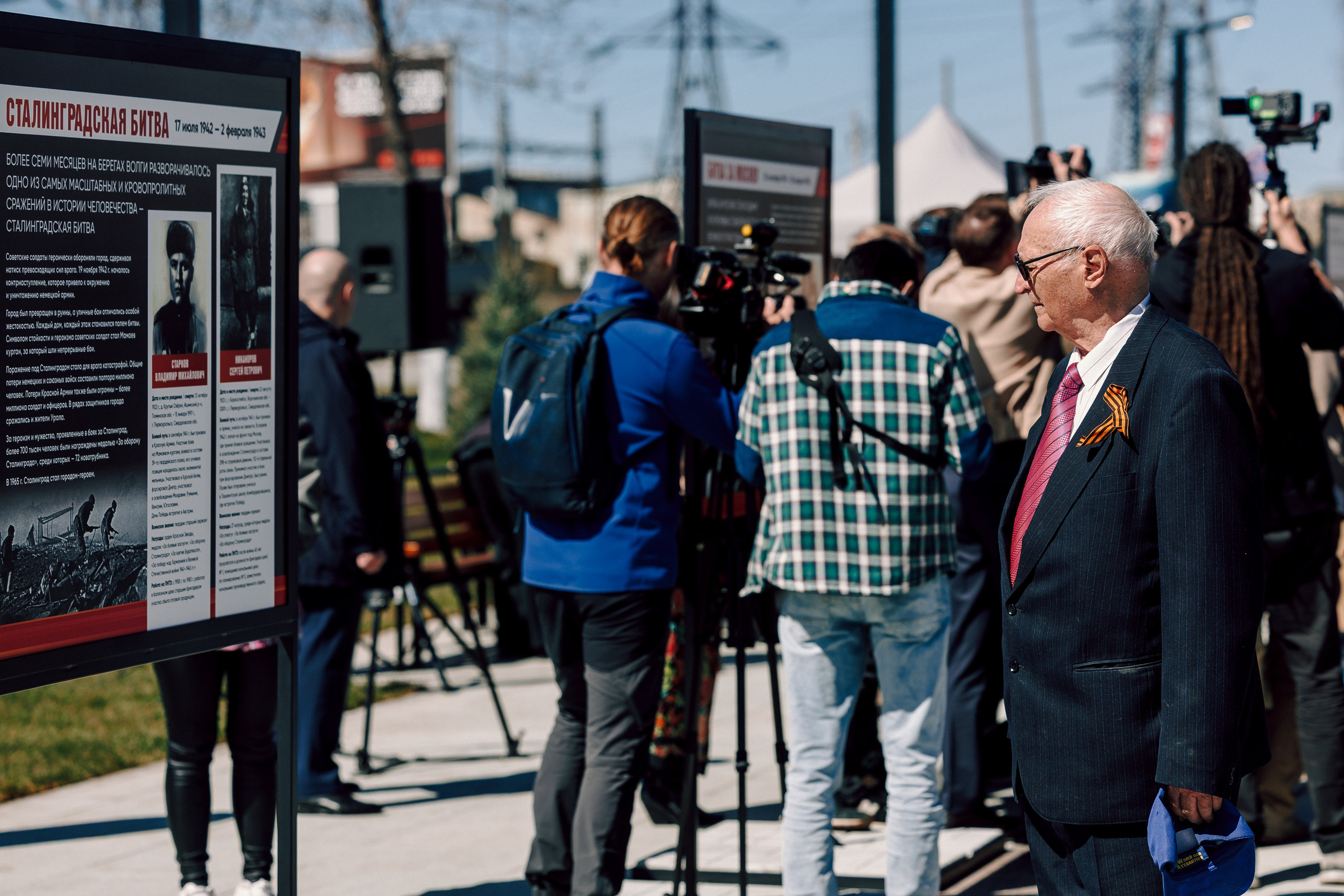 Торжественный митинг, посвящённый открытию Мемориала Славы воинам-новотрубникам. Лёшка Варзегов — фотограф