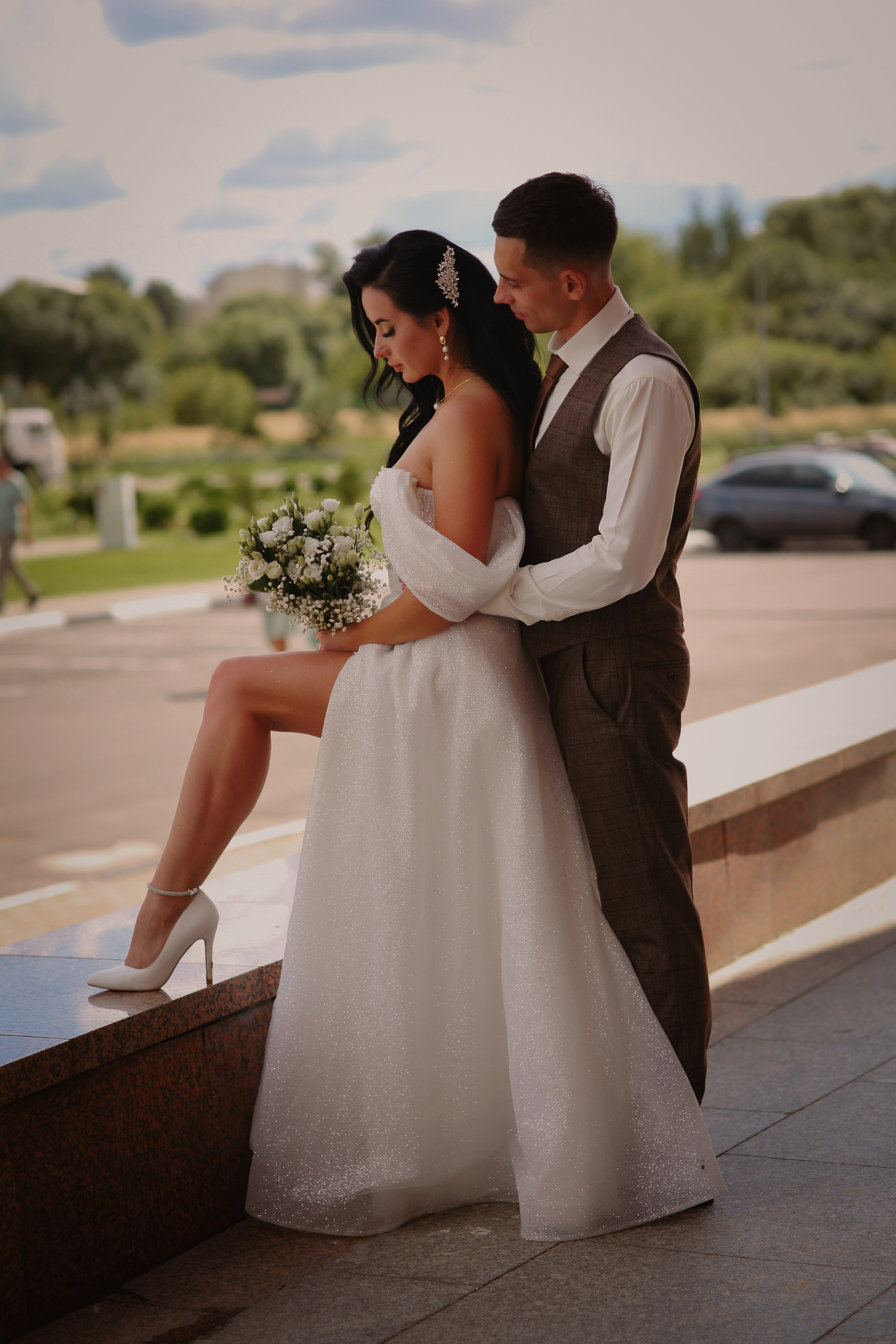 Съемка пары Марии и Ильи, гуляющих по городу. Свадебный и репортажный фотограф в Ярославле и Санкт-Петербурге Роман Микрюков