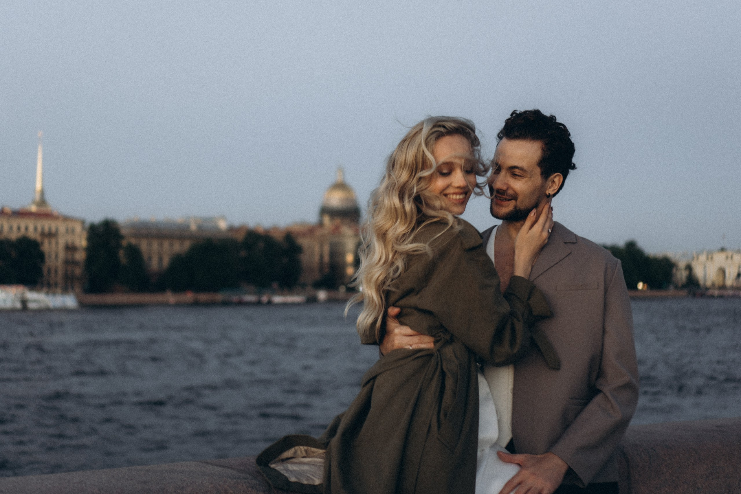 СВАДЕБНАЯ СЬЕМКА ПАРЫ НА РАССВЕТЕ В БЕЛЫЕ НОЧИ И ПРОГУЛКА С РАЗВОДНЫМИ МОСТАМИ И ПИКНИК ВОЗЛЕ ИСАКИЕВСКОГО СОБОРА. Профессиональный фотограф, Санкт-Петербург — Виктория Богомолова