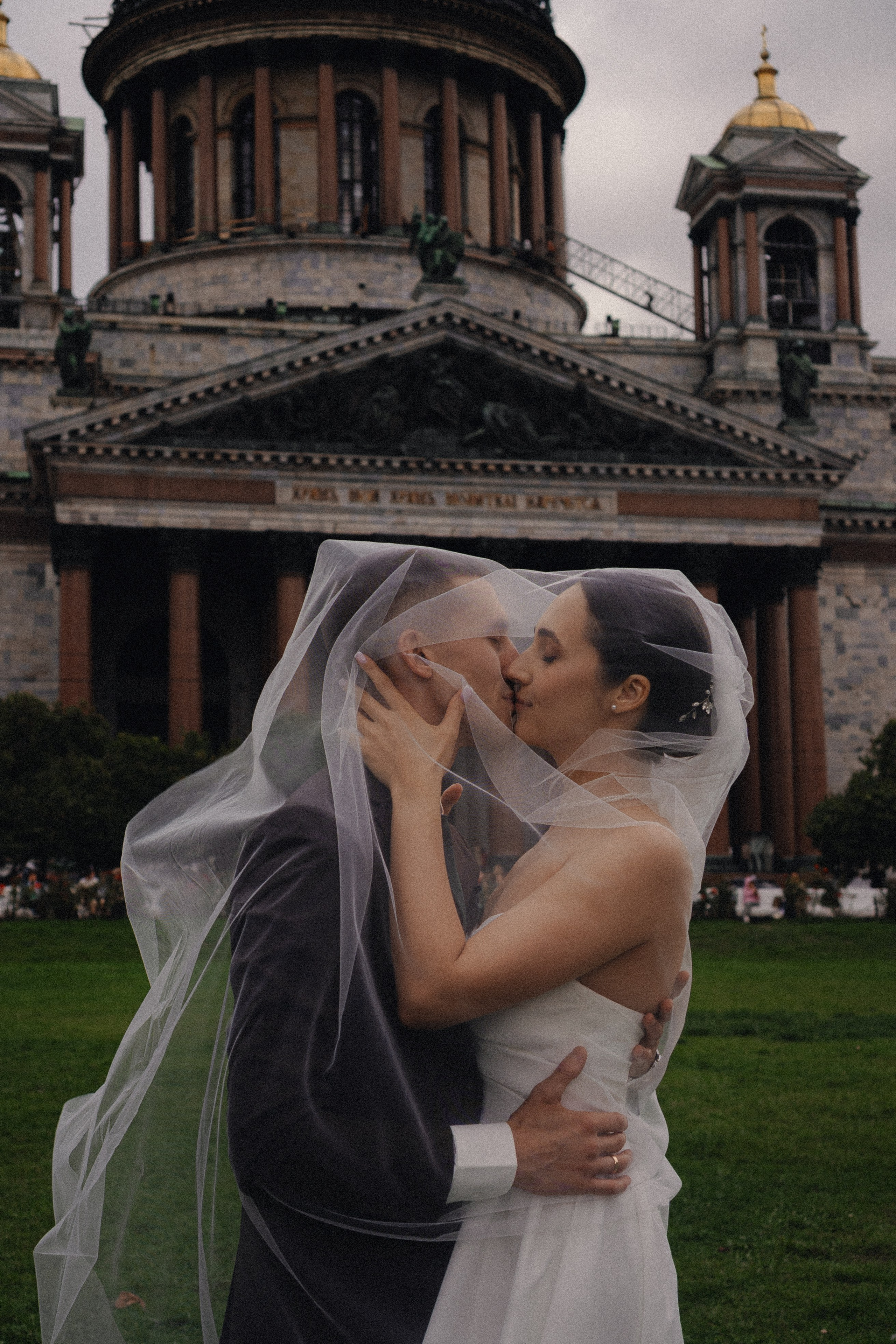 СВАДЕБНАЯ ПРОГУЛКА В САНТК-ПЕТЕРБУРГЕ (ИСАКИЕВСКИЙ СОБОР, ЗИМНЯЯ КАНАВКА, ЭРМИТАЖ И БОЛЬШАЯ МОРСКАЯ УЛИЦА). Профессиональный фотограф, Санкт-Петербург — Виктория Богомолова