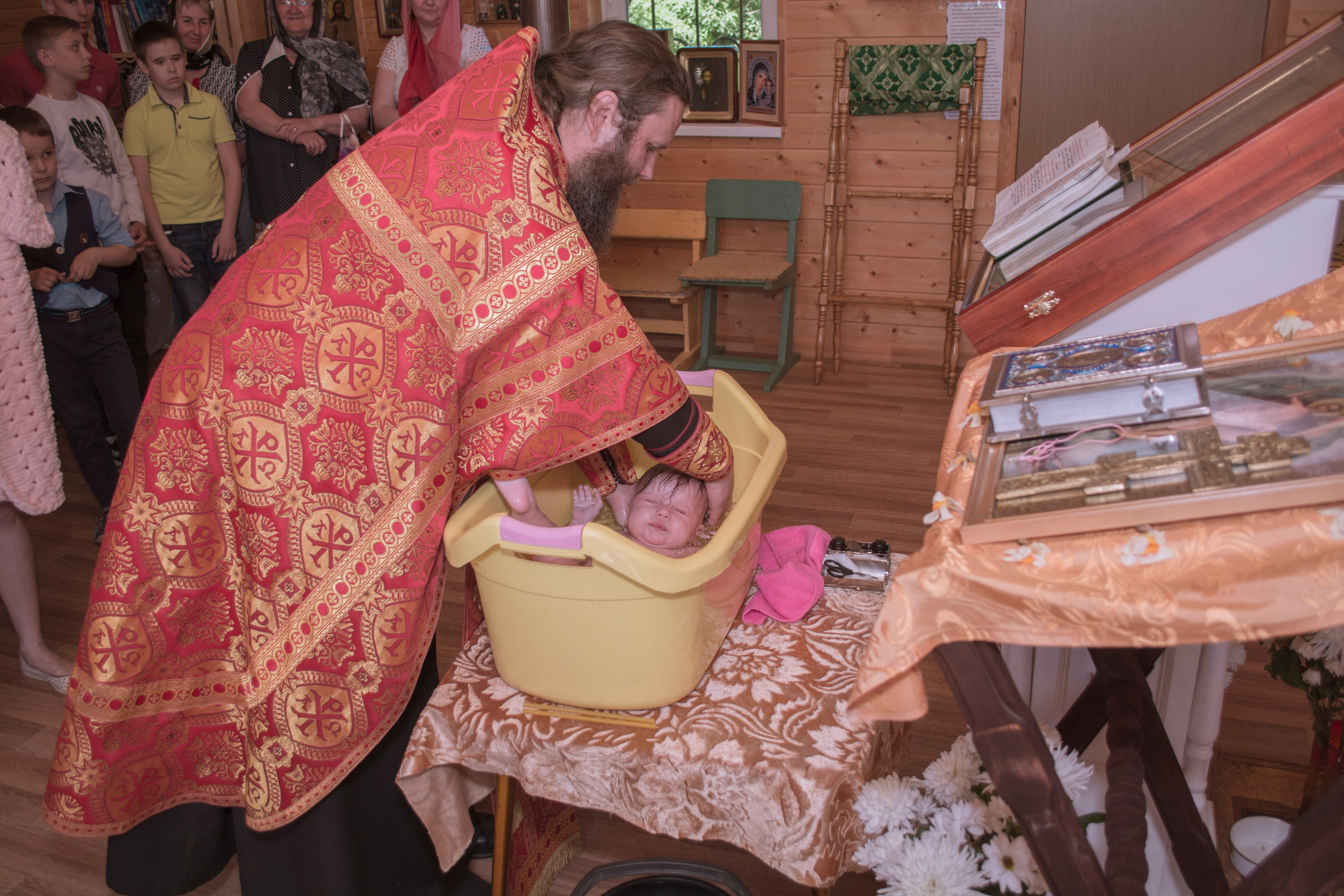 Крещение Василисы в храме Николая Чудотворца в д. Старый погост. Фотограф Евгений Егоров