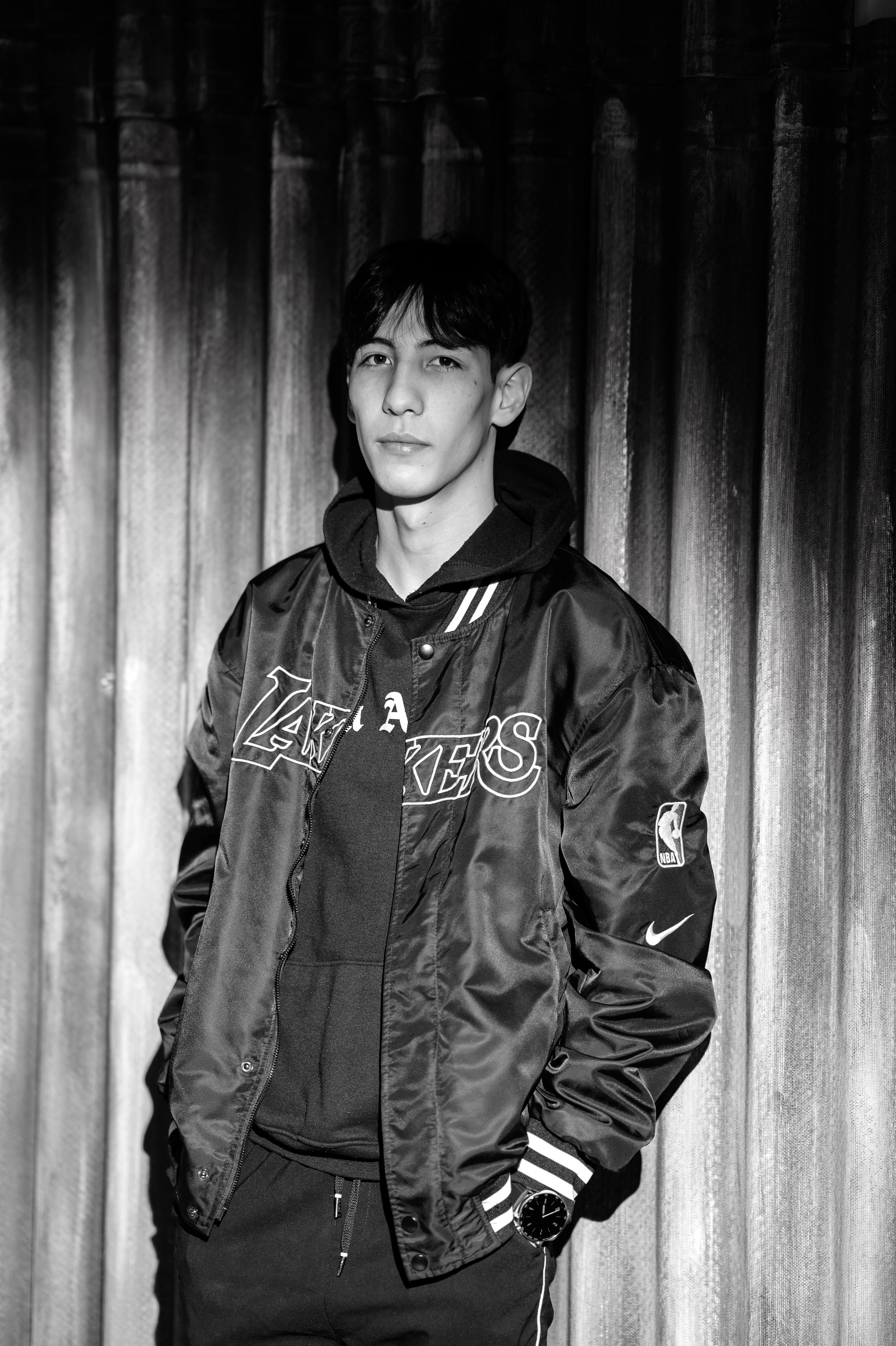 Дерзкий мужской портрет в черно-белом стиле в свете прожектора. Автор Алексей Клейменов