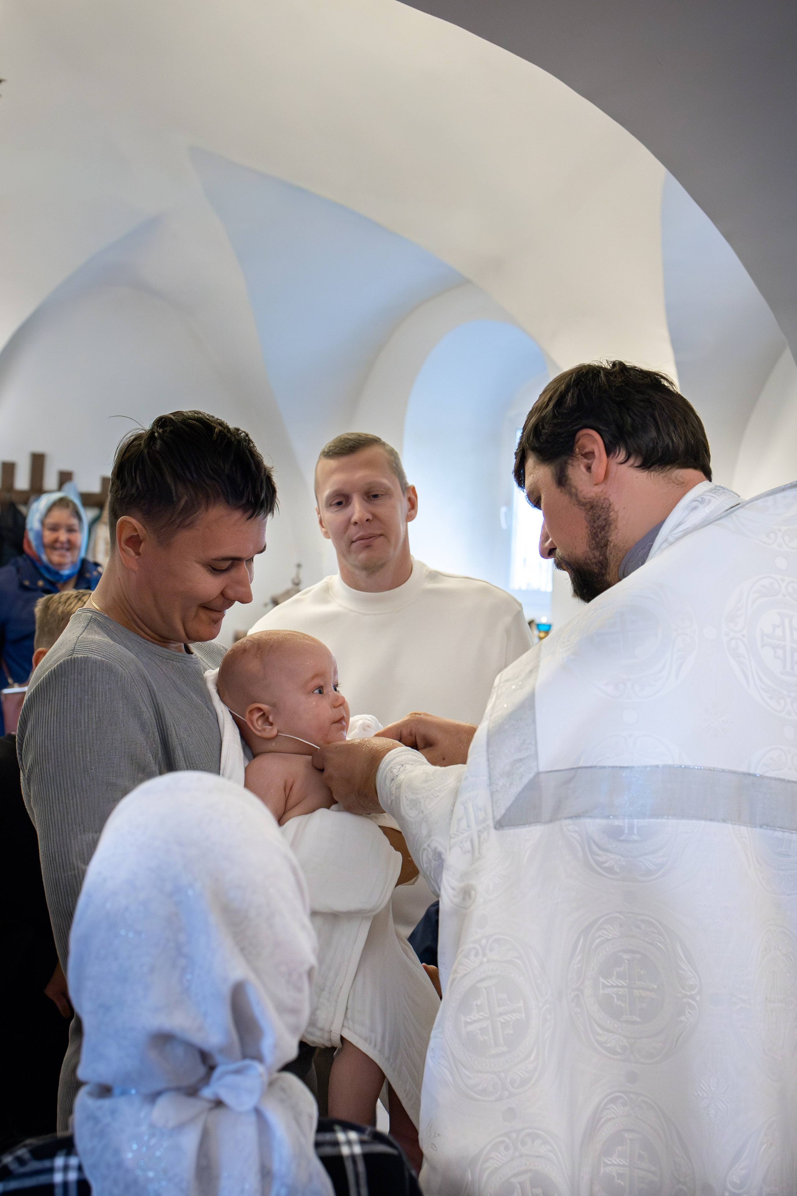 Таинство Крещения малышей в в храме Воскресения Христова, с. Трубино (Калужская обл.). Надежда Стар семейный и церковный фотограф в Жукове и Калужской области