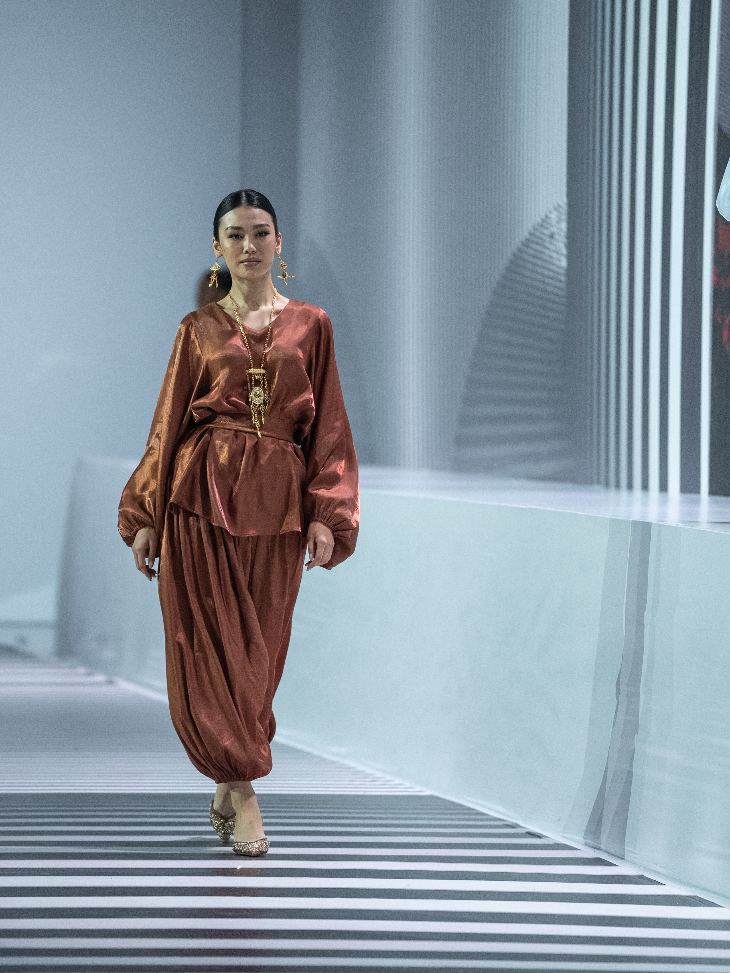 Brand AINASH QARA. Сайт Алматинского НЮ АРТ, будуар и фэшн фотографа Дениса Карпенко