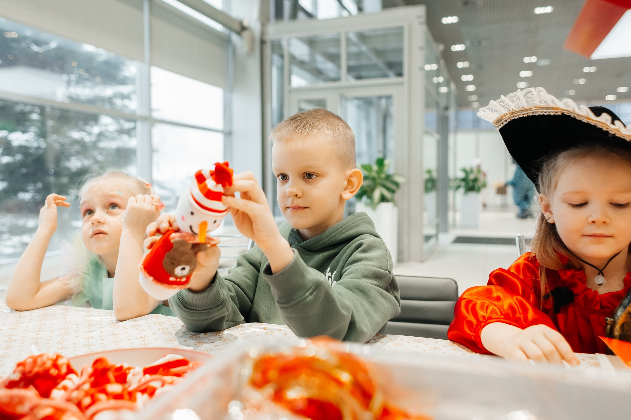 Детский мастер-класс в «Картель Авто» — «Студия чудес Алиса». Фотограф Кемерово | Сергей