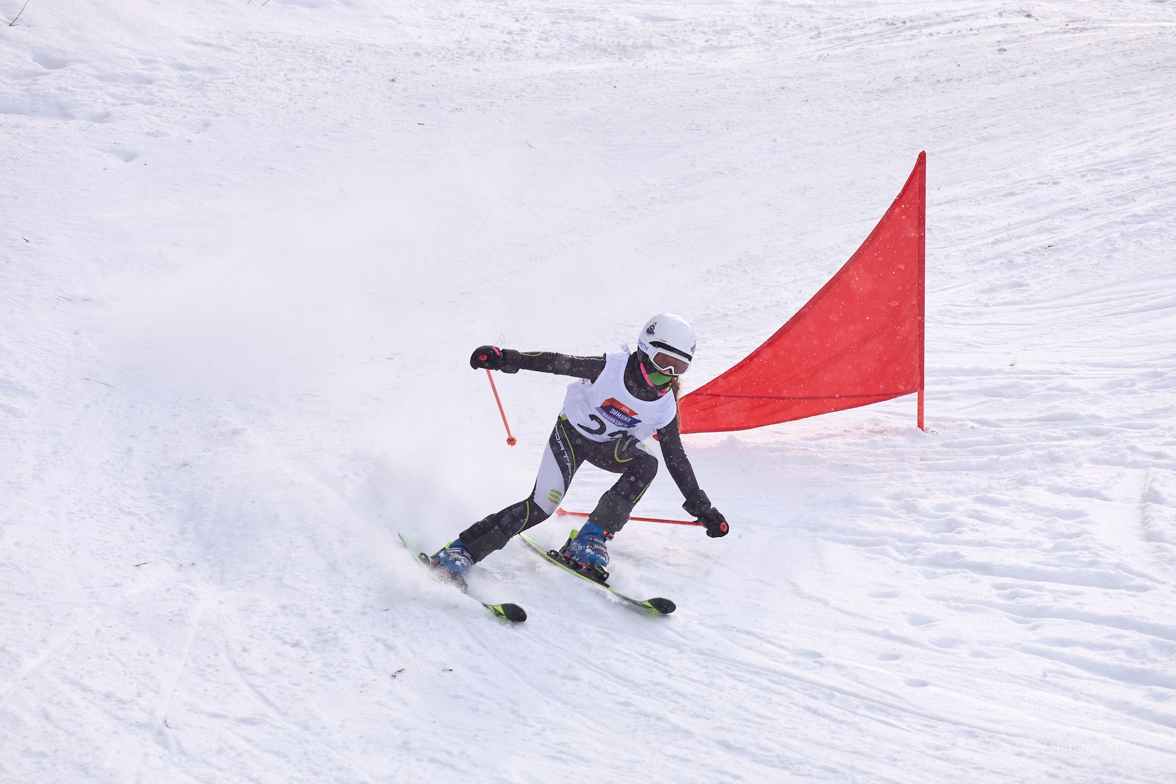 Лыжник динамично проходит поворот