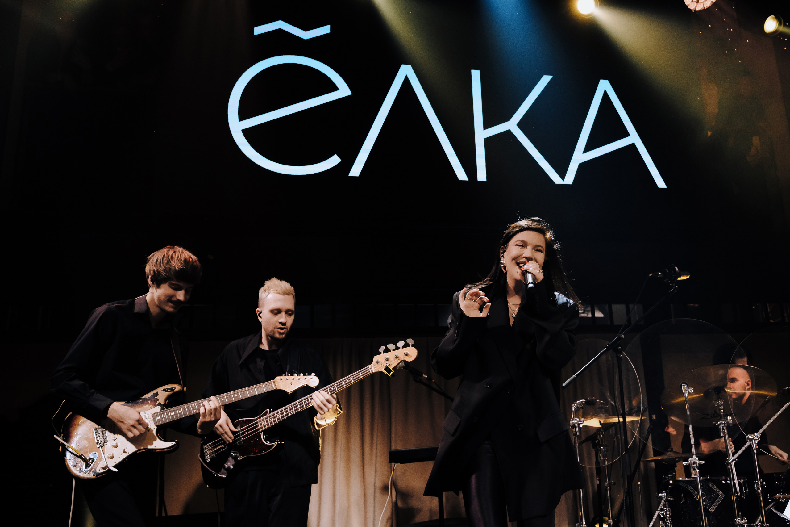 20 ЛЕТ МЕГАПОЛИС ЧЕЛЯБИНСК ХЕДЛАЙНЕР ЕЛКА. Репортажный фотограф Зуев Роман г. Челябинск